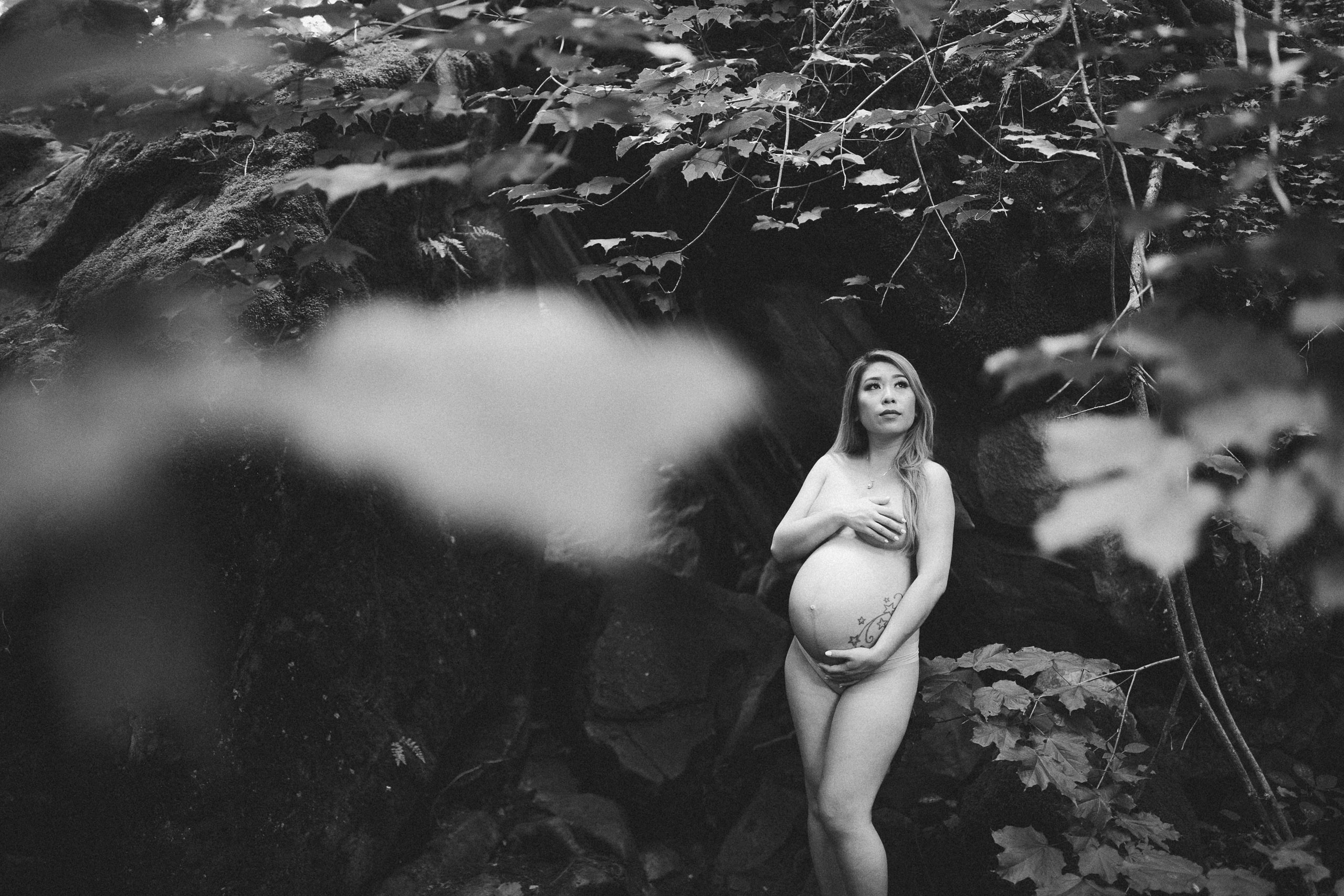 outdoor maternity boudoir nude niagara forest