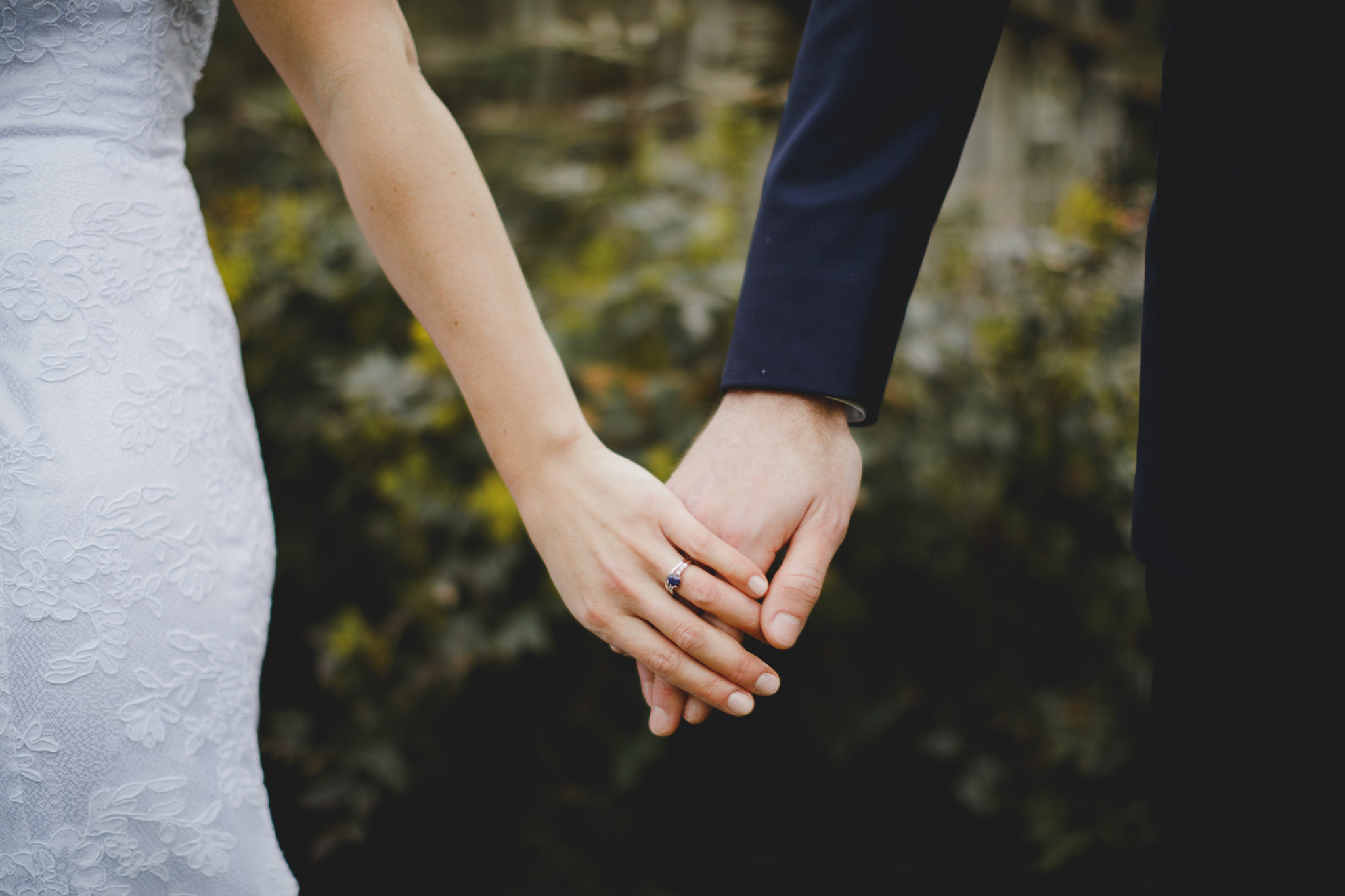 bridegroomholdinghands_WeddingNiagara