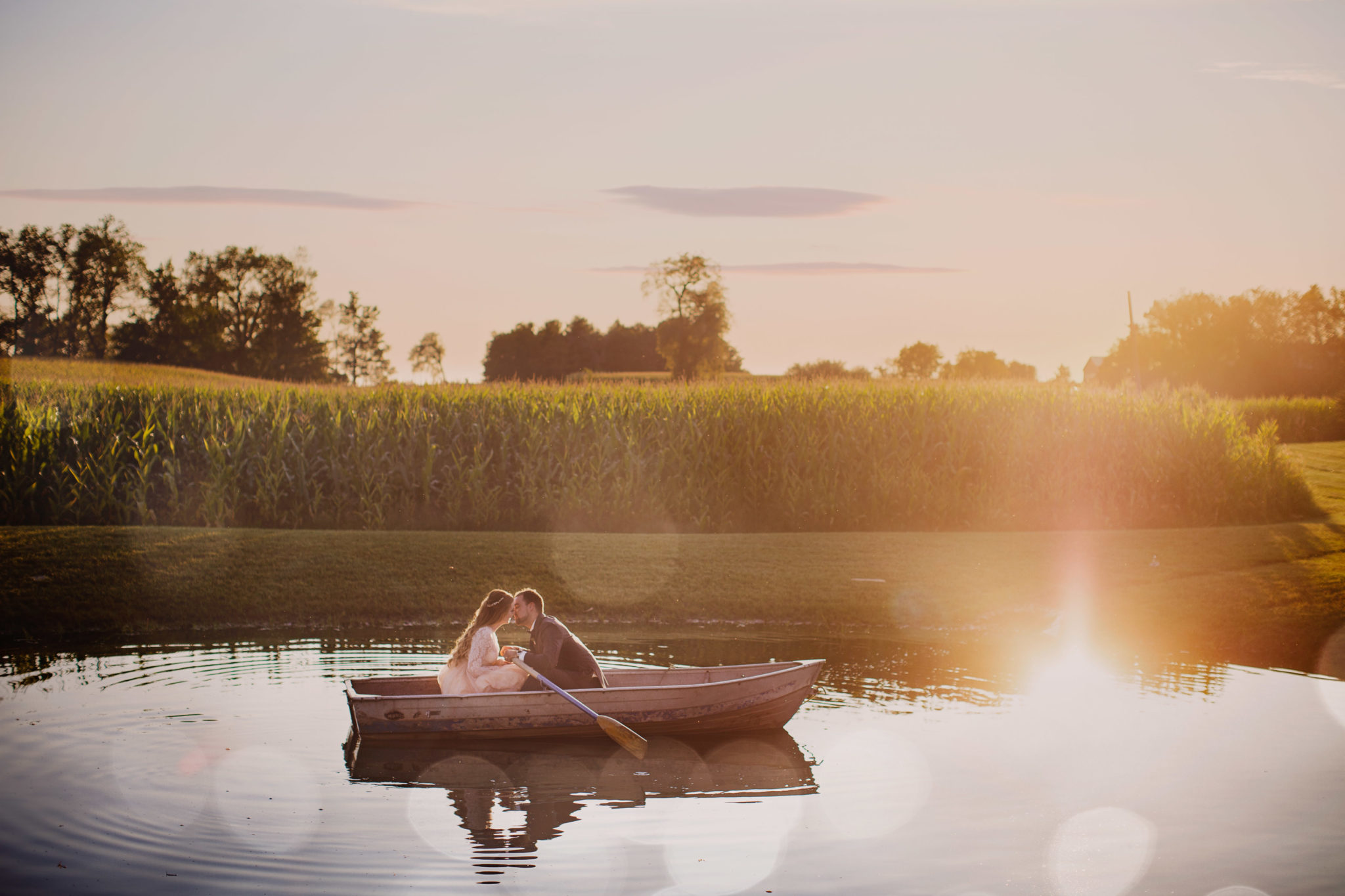fairytale-wedding-niagara-boat-kiss-water