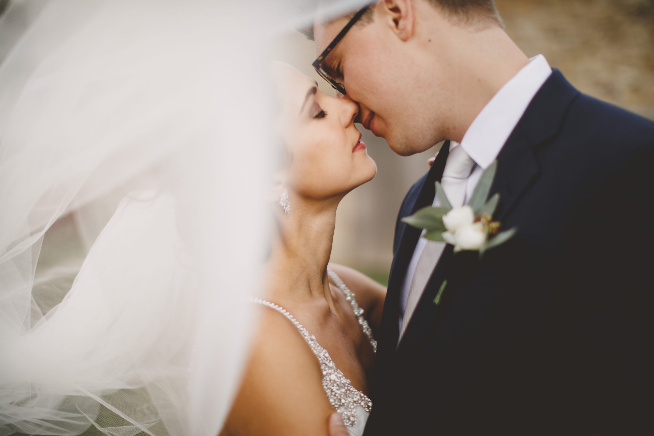 wedding-veil-romantic-wind-kiss