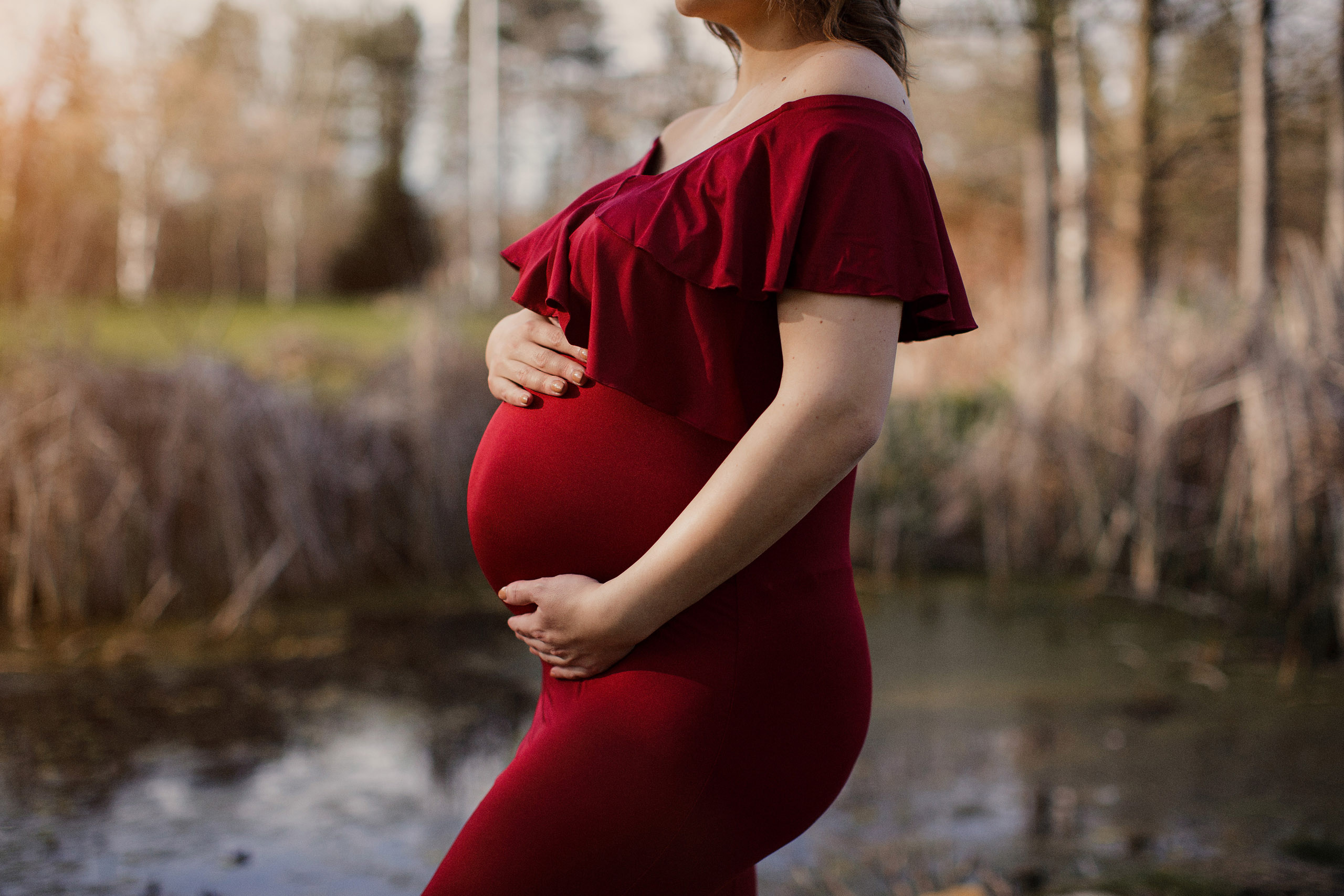 the beautiful shape of a pregnant woman niagara photographer
