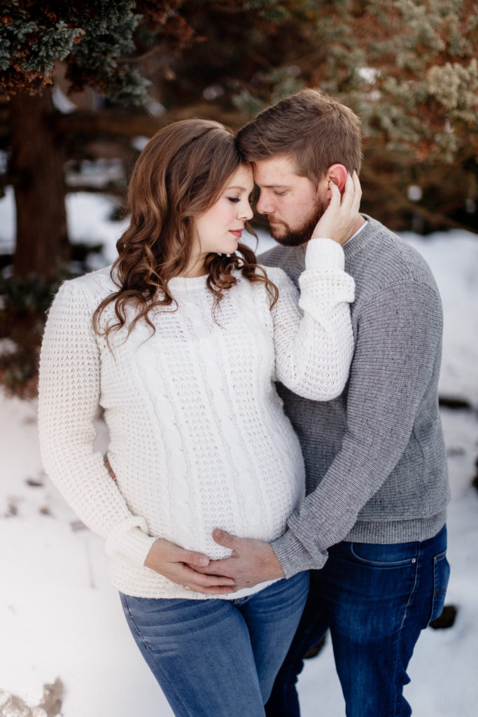 romantic winter maternity session photography niagara