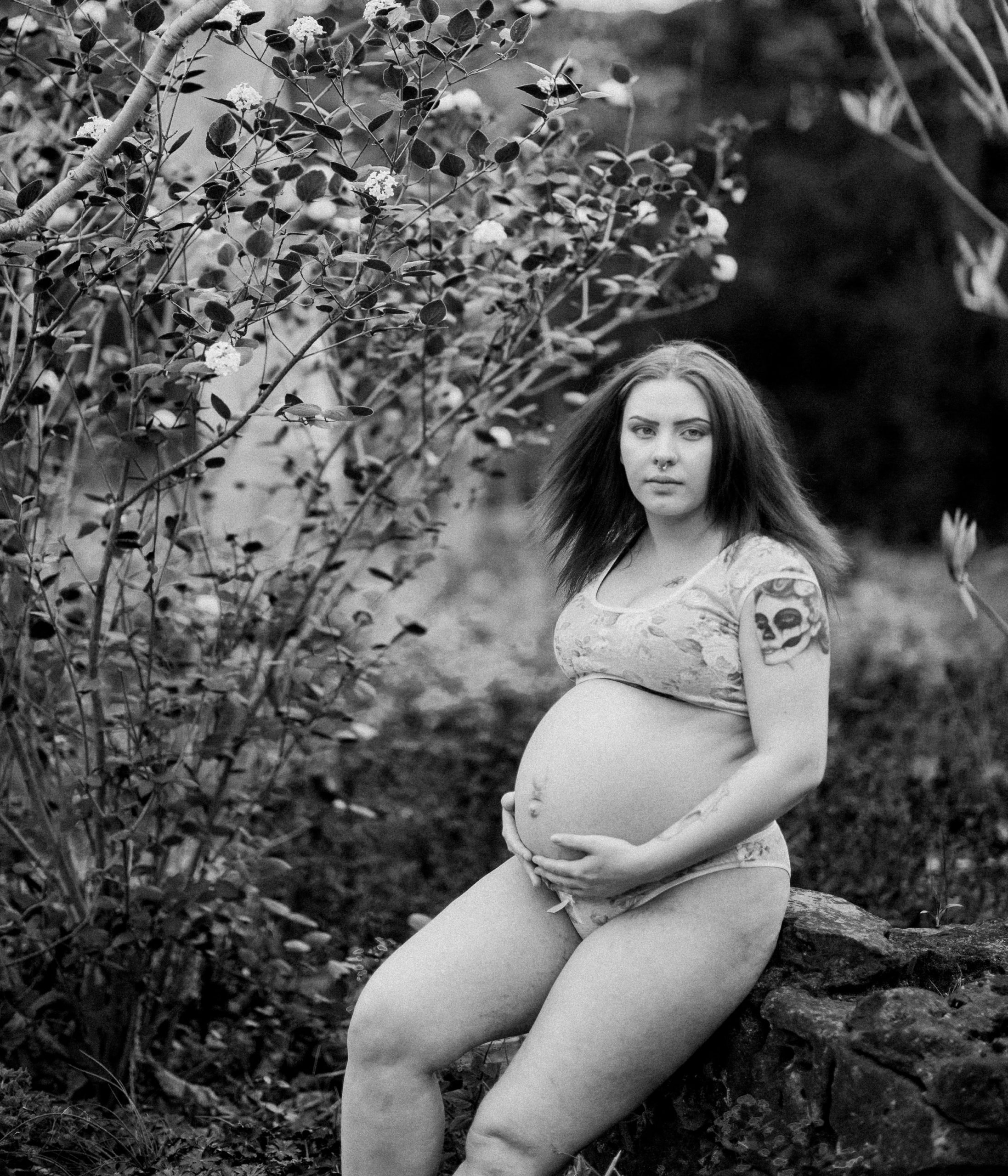 lingerie pregnant maternity photos niagara outdoor photographer