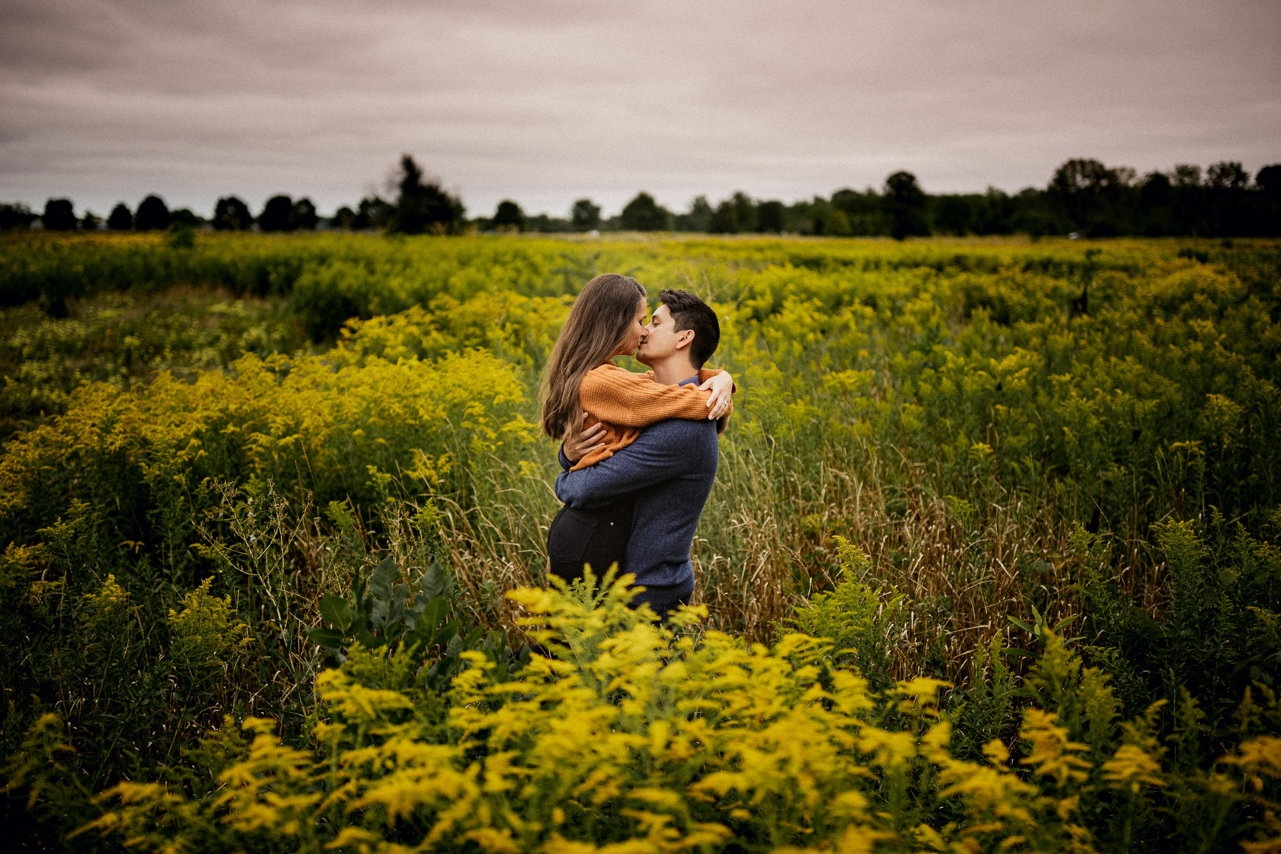 kiss couple field niagara afterglow photographer