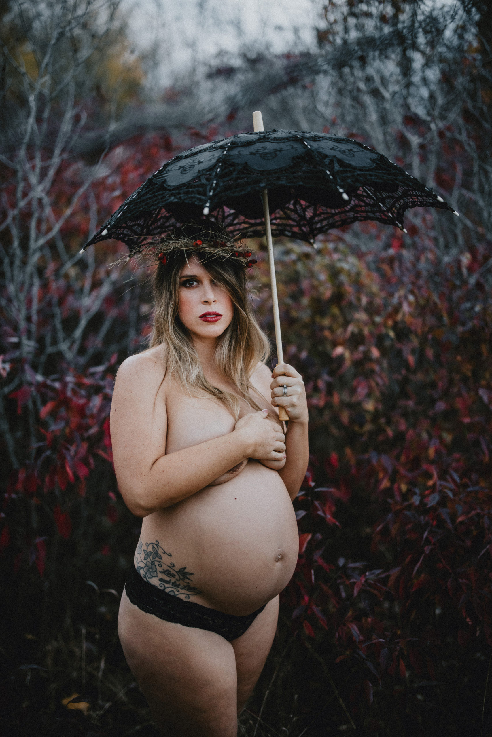maternity boudoir photographer niagara nude outdoor style lace umbrella