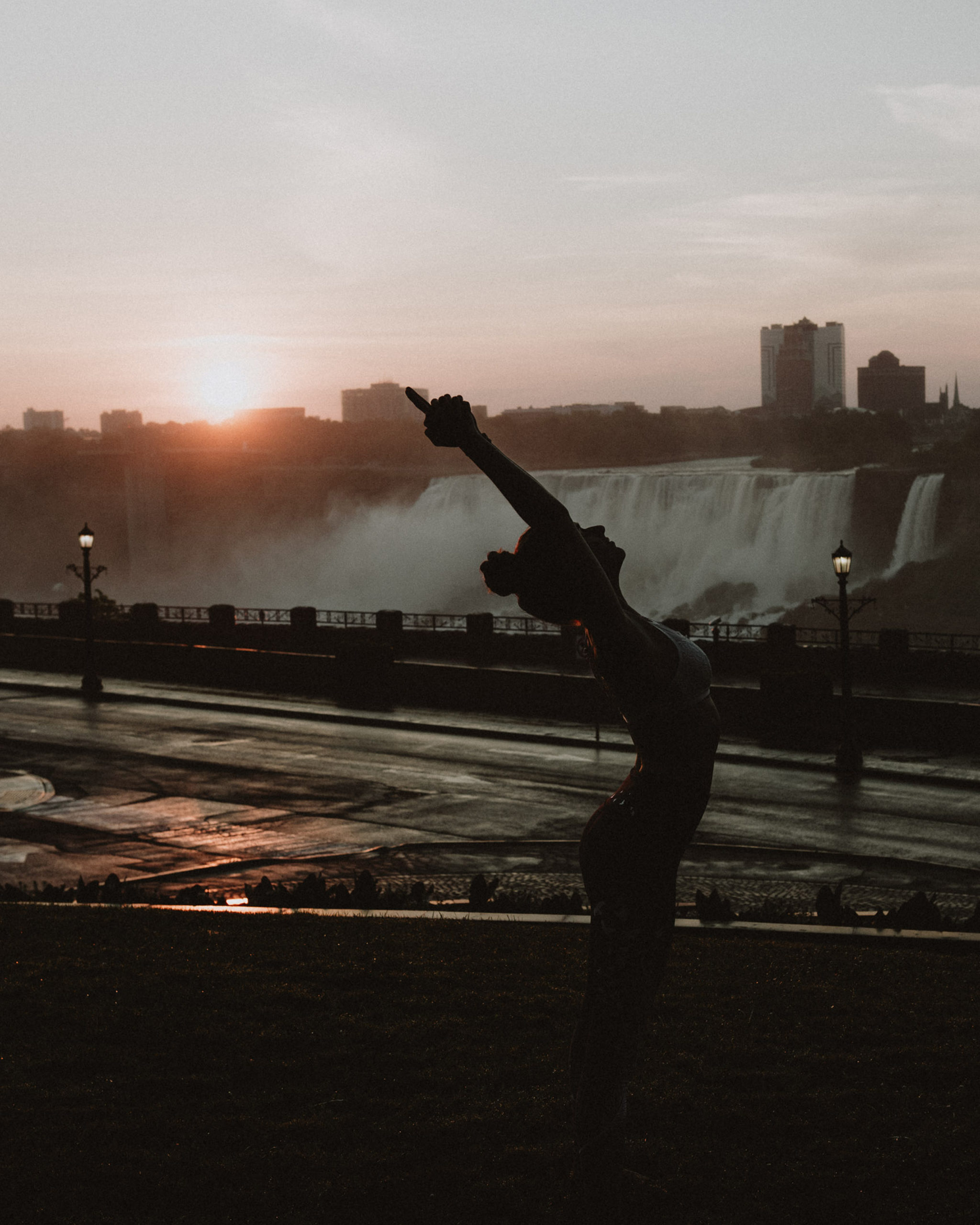 sunrise yoga session niagara fall photographer