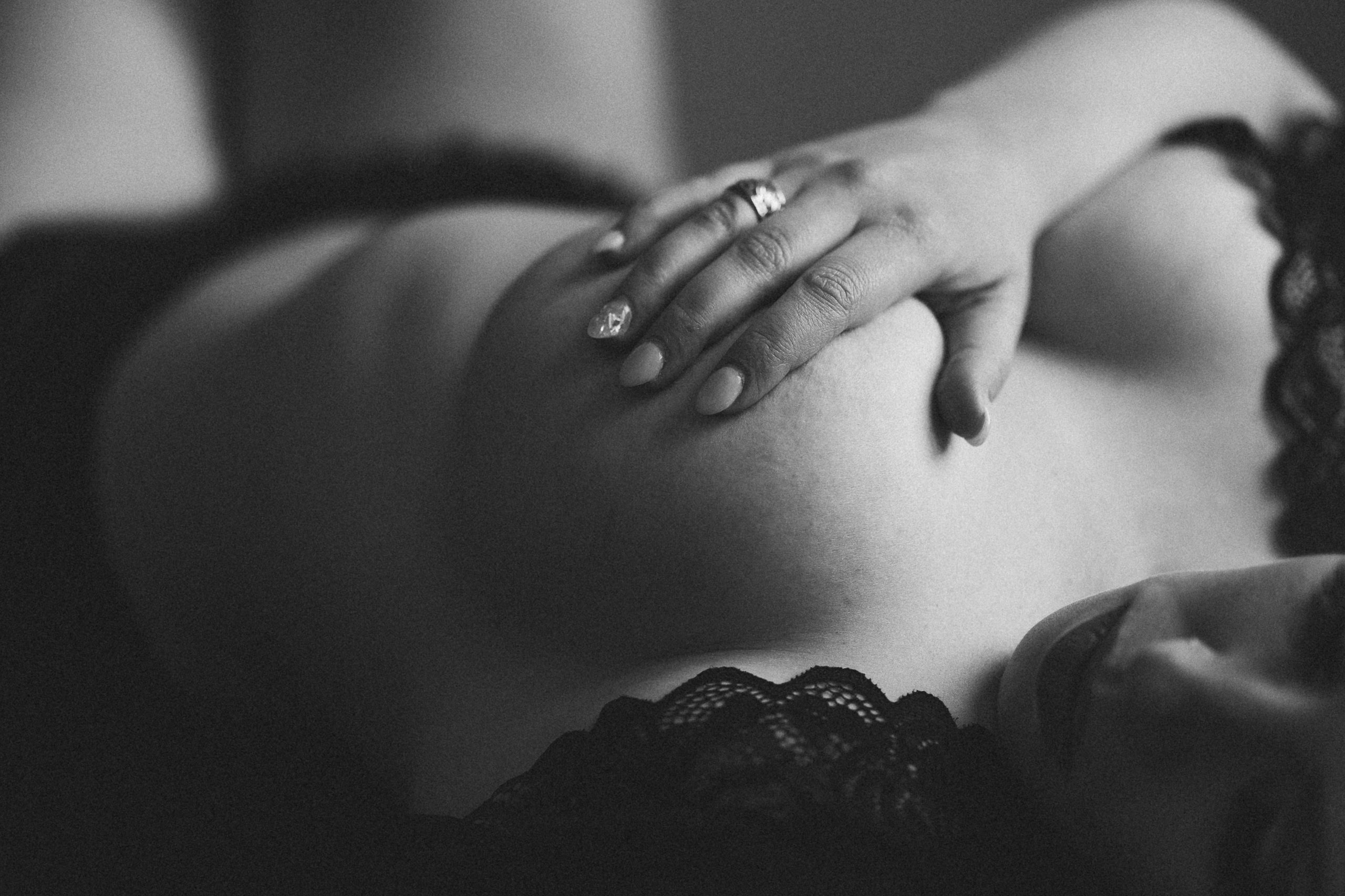 black white film boudoir photographer niagara mom curvy beautiful Copy