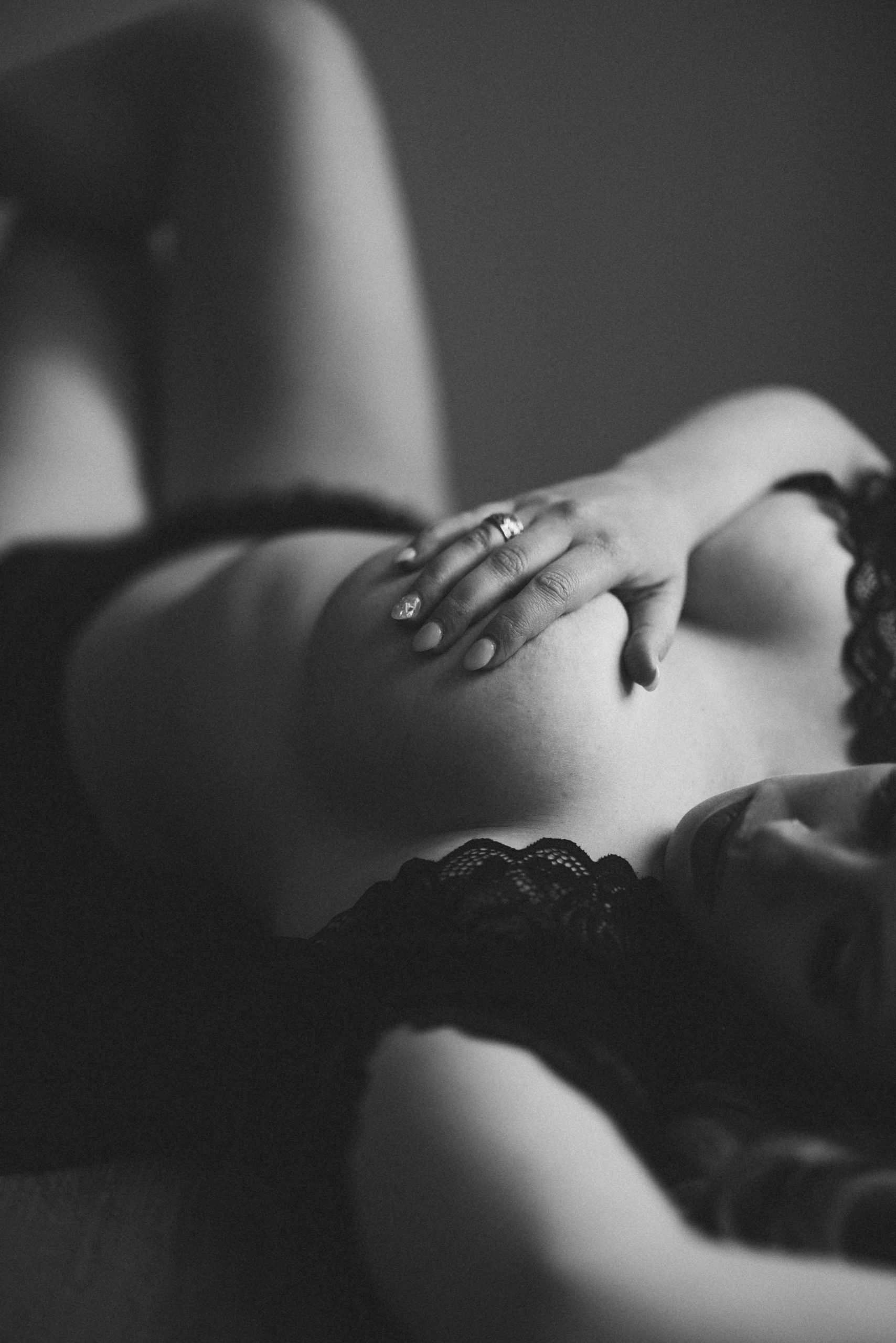 black white film boudoir photographer niagara mom curvy beautiful