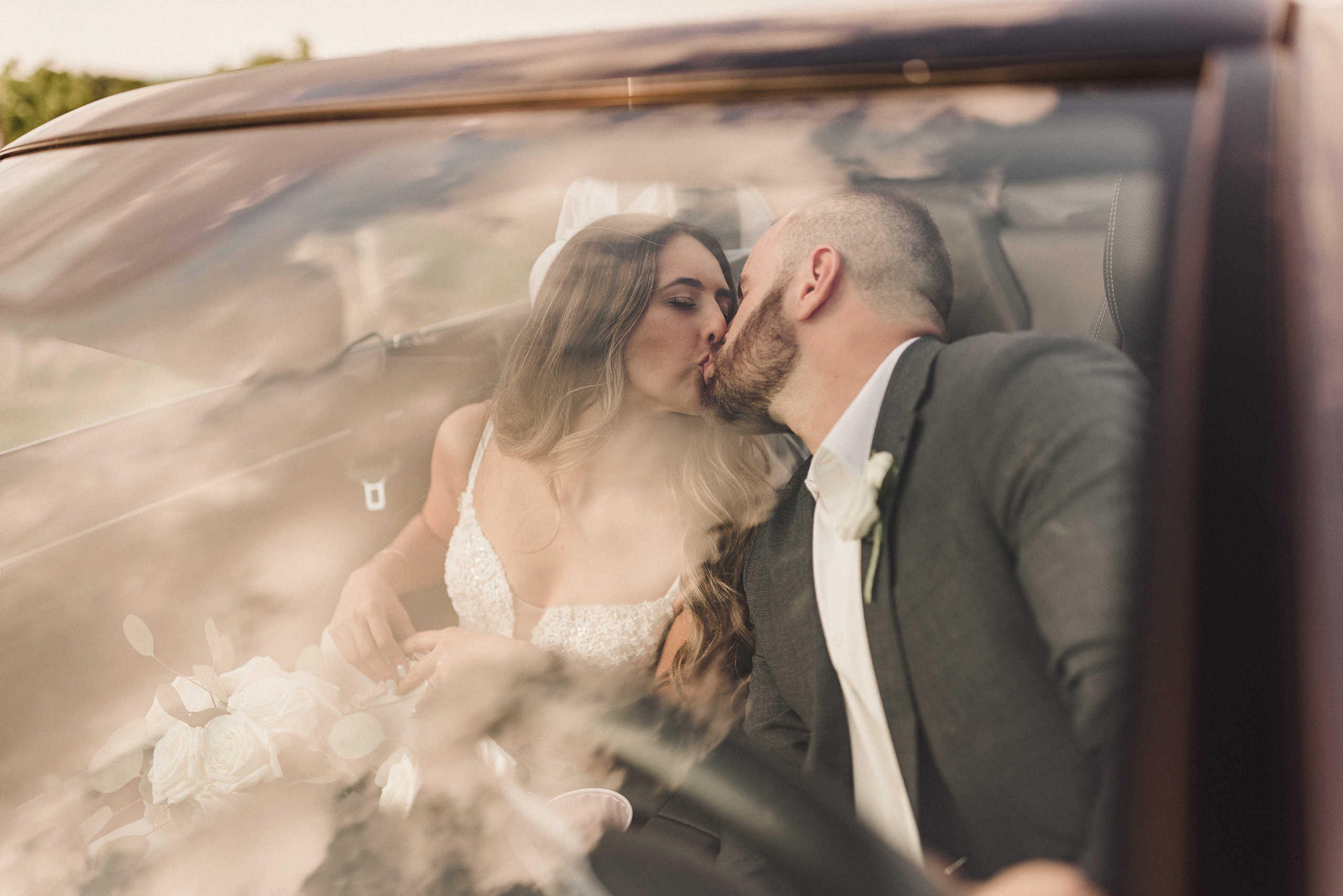 bride groom kiss wedding car afterglow iamges
