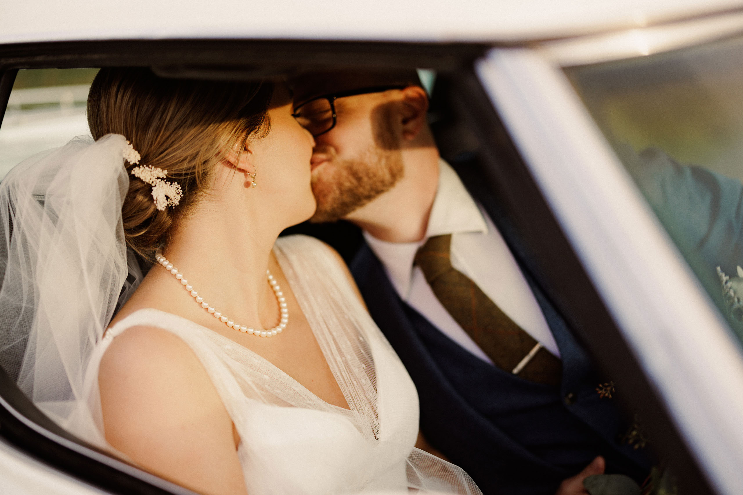 bride groom kiss in classic car wedding photography