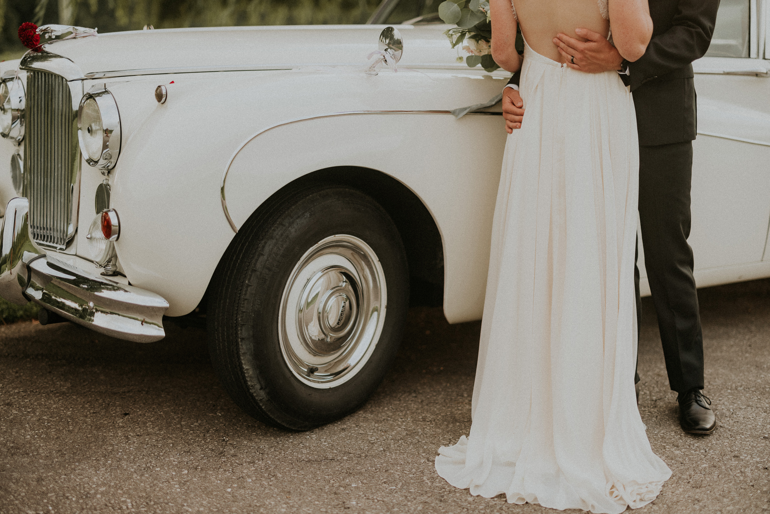 bride groom wedding classic car willow tree vineland estates win