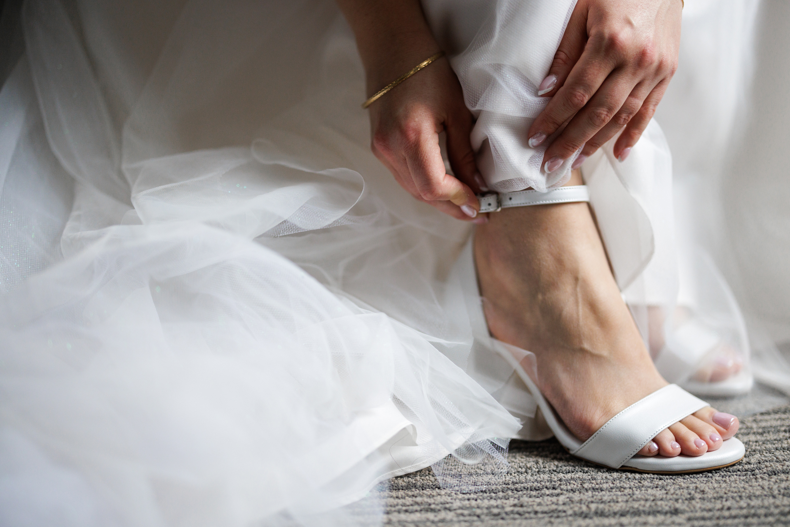 bride putting on shoes wedding niagara on the lake photographer