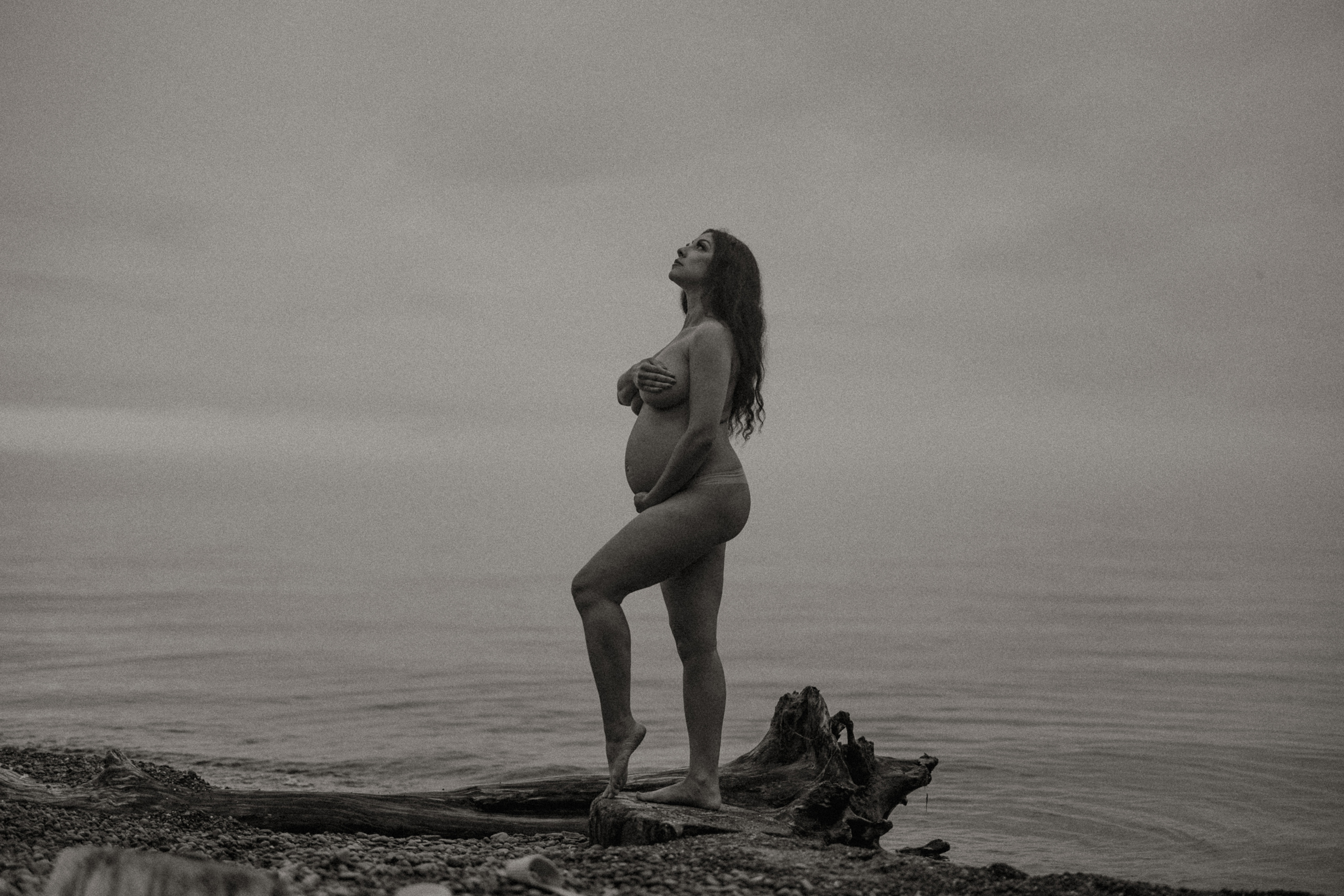 black and white film pregnant form shape maternity session niaga