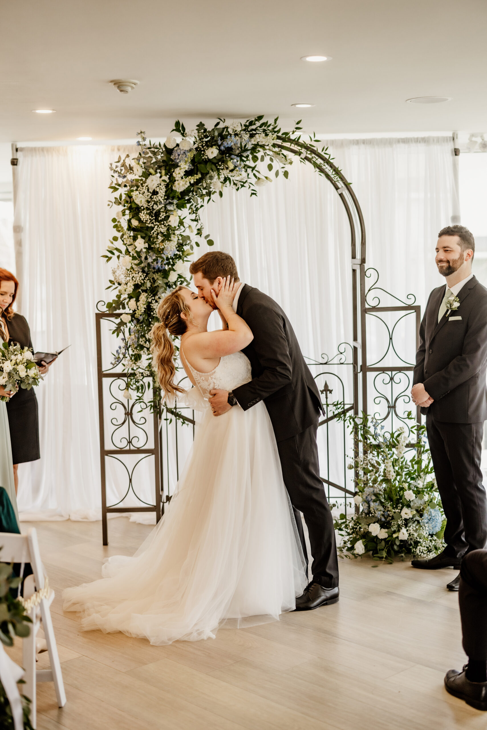 first kiss gate house wedding ceremony niagara on the lake photo