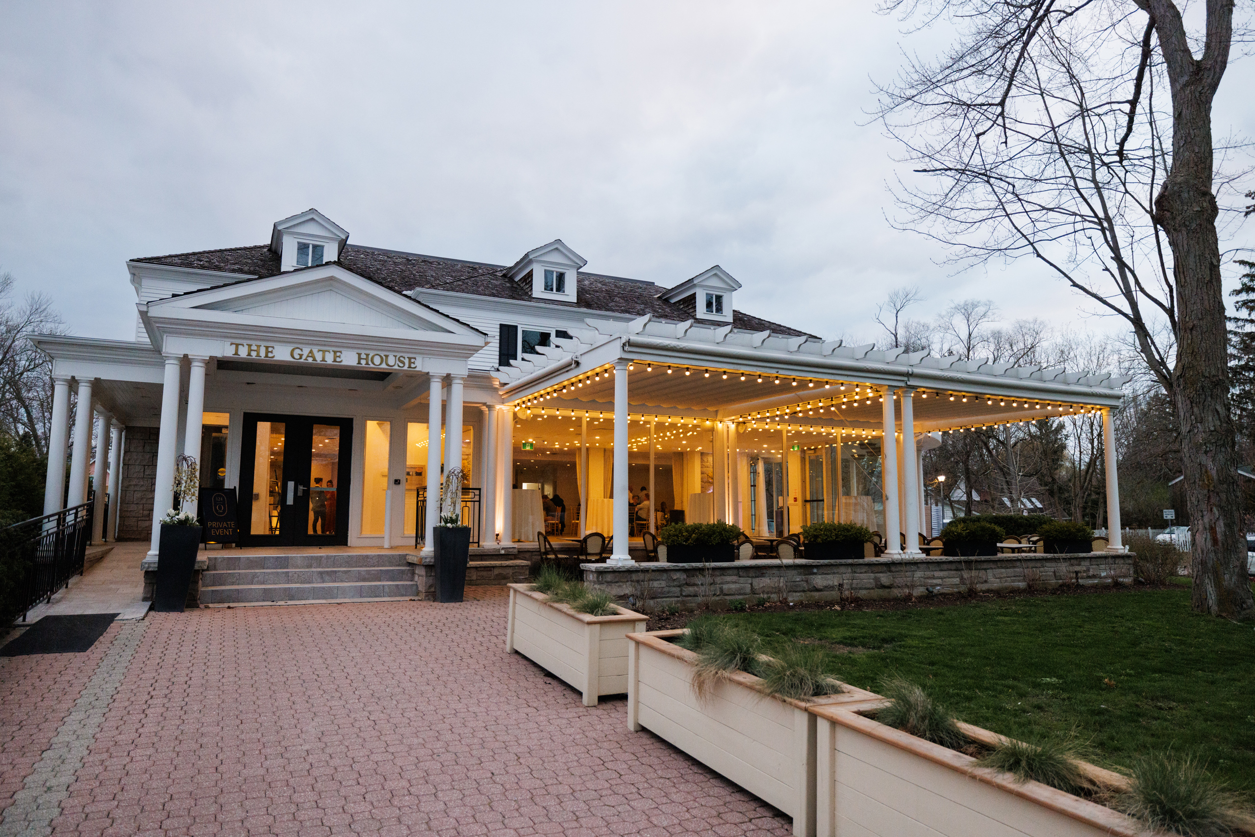 outside view of the gate house evening wedding photographer