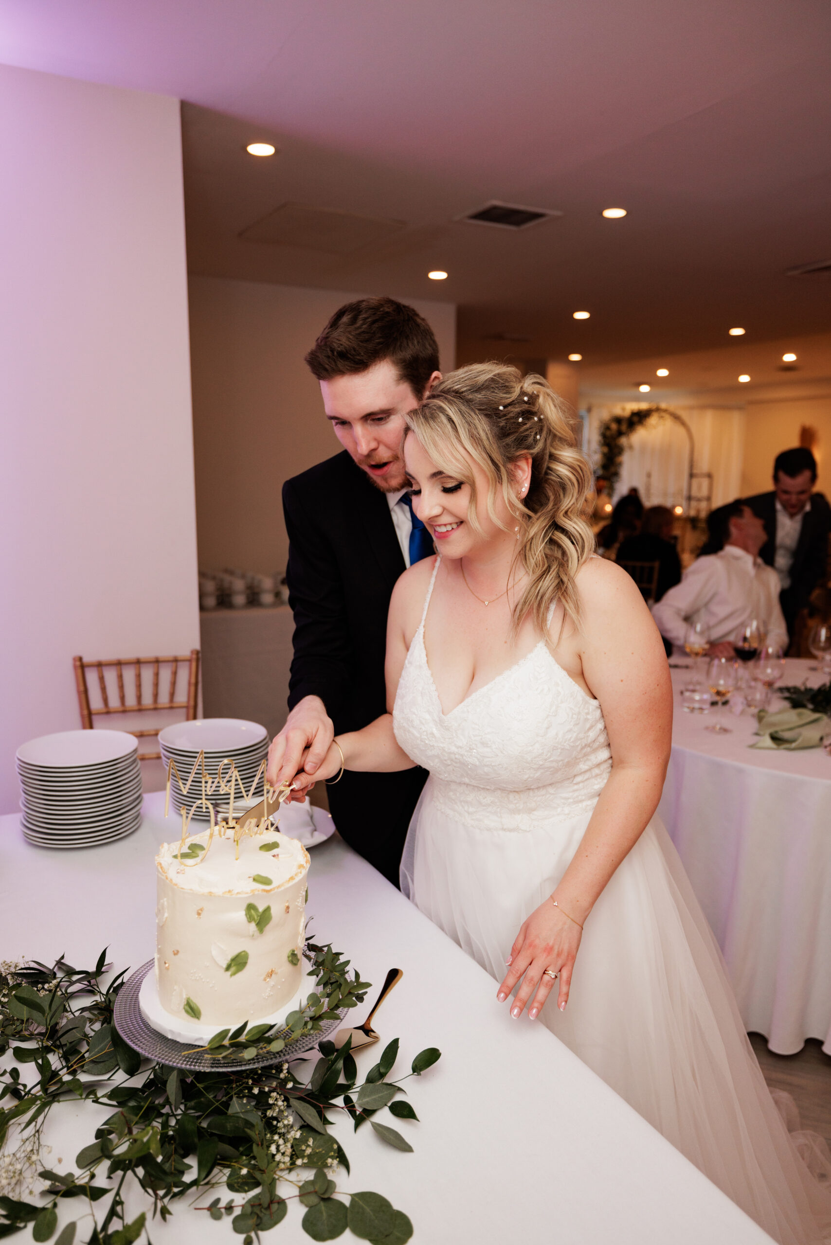 bride groom cut cake gate house notl wedding photogaphy