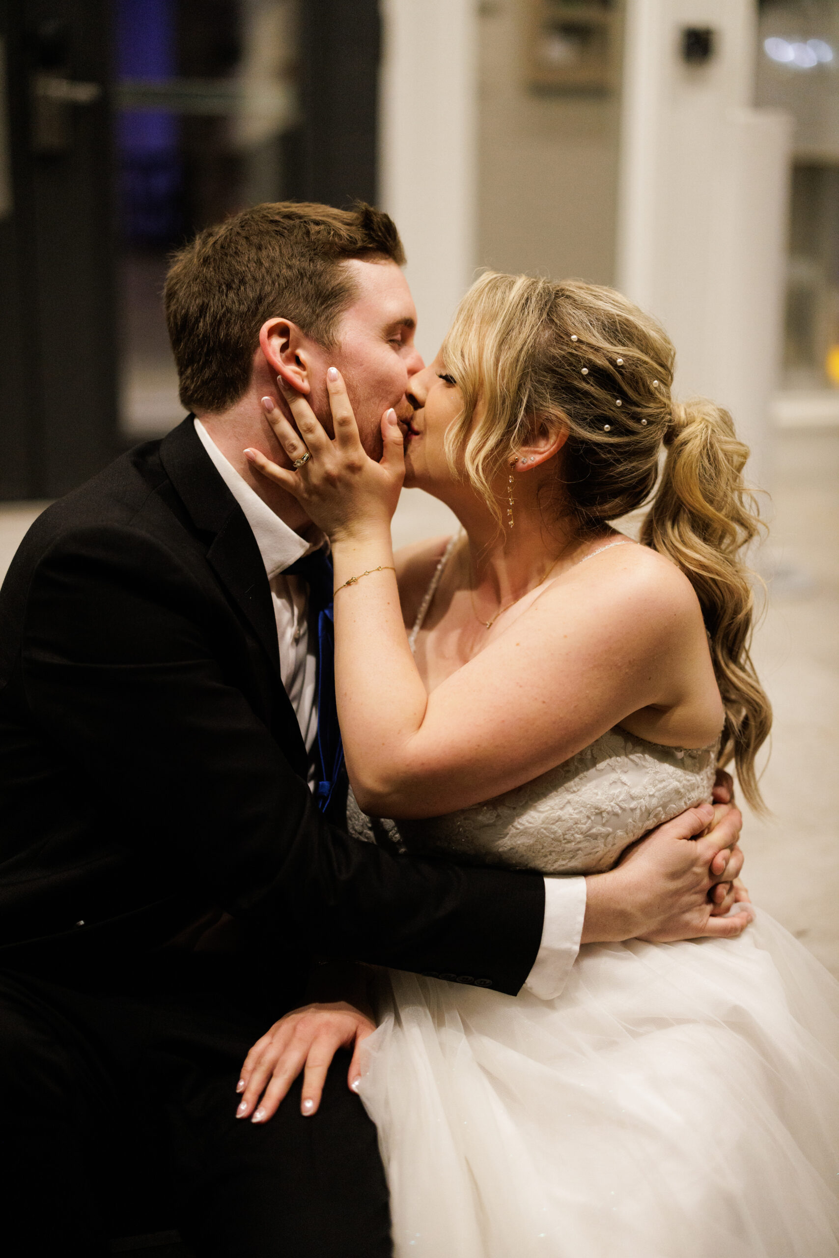 romantic kiss wedding photographer night photo