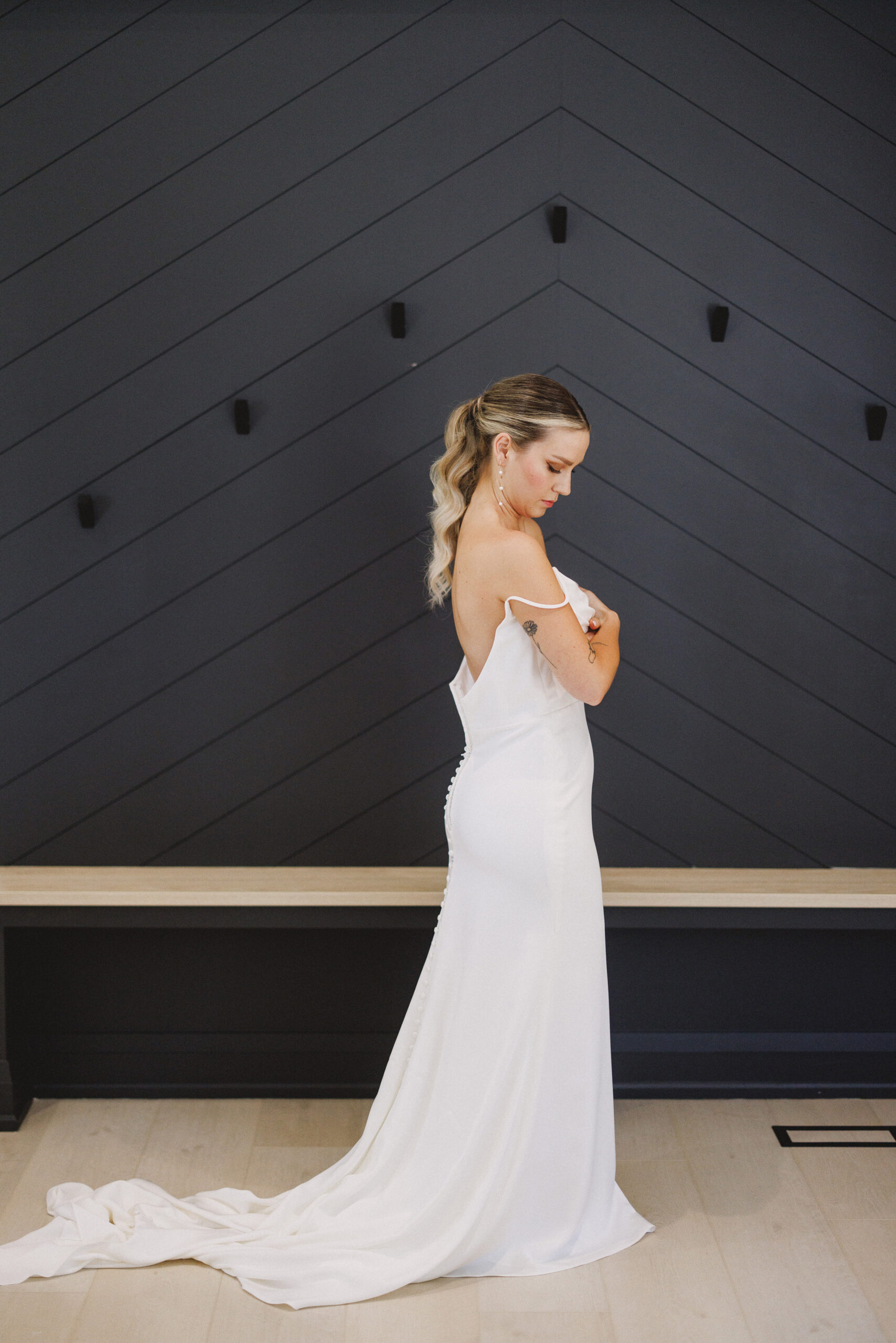 bride getting into dress niagara wedding summer