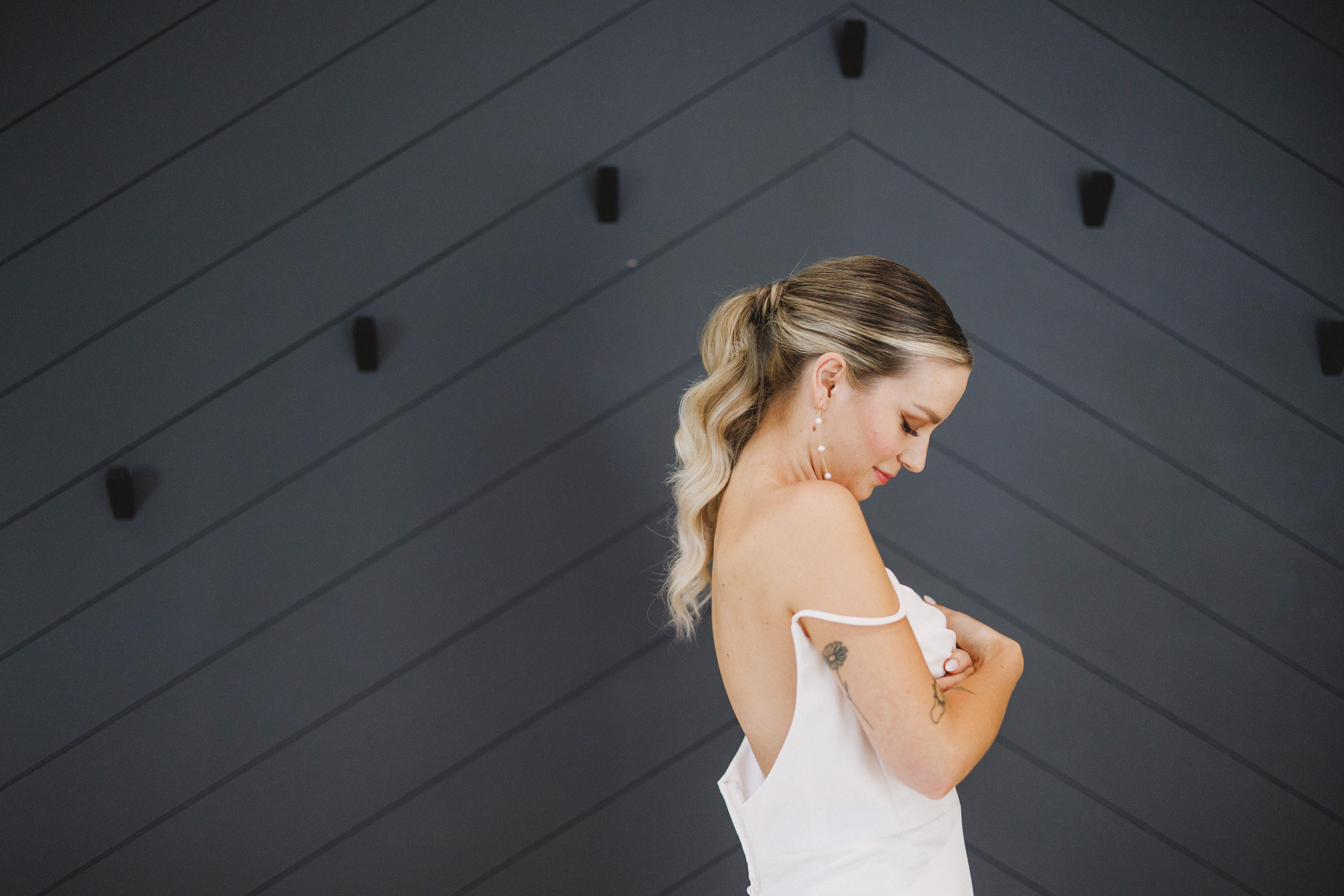 bride getting into dress niagara wedding summer