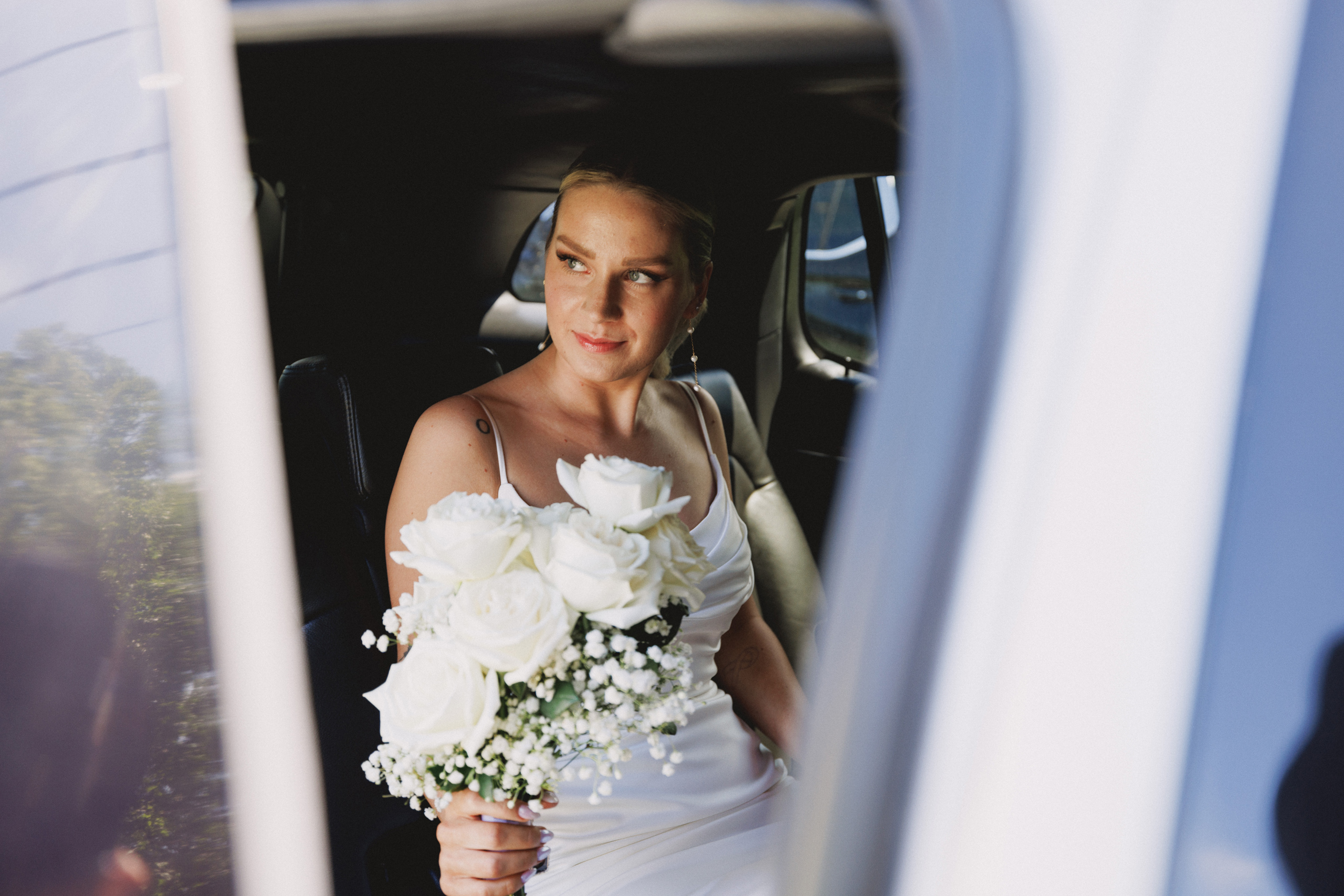 bride in limo wedding niagara