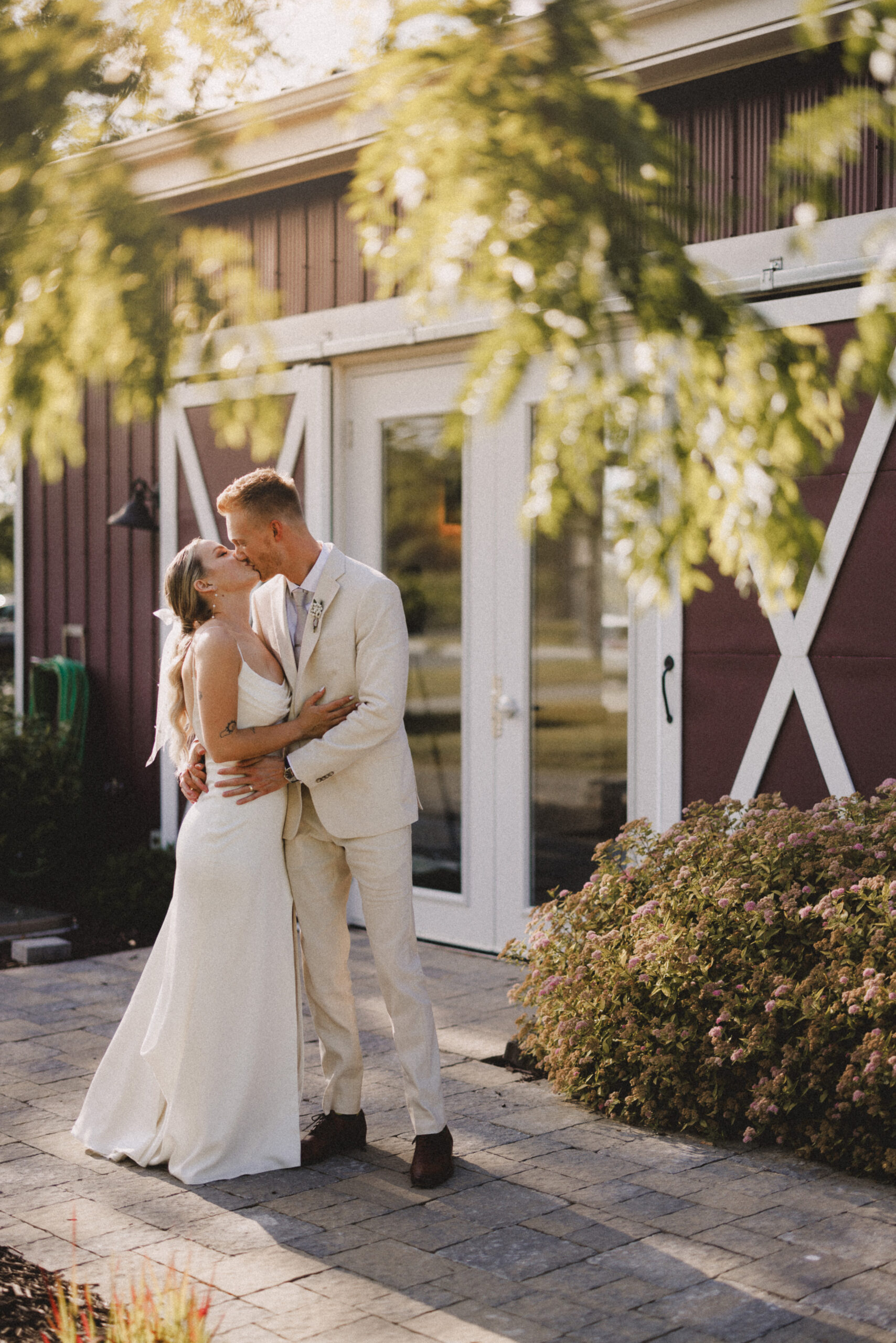 sunset photos barns cave spring vineyard summer wedding photogra