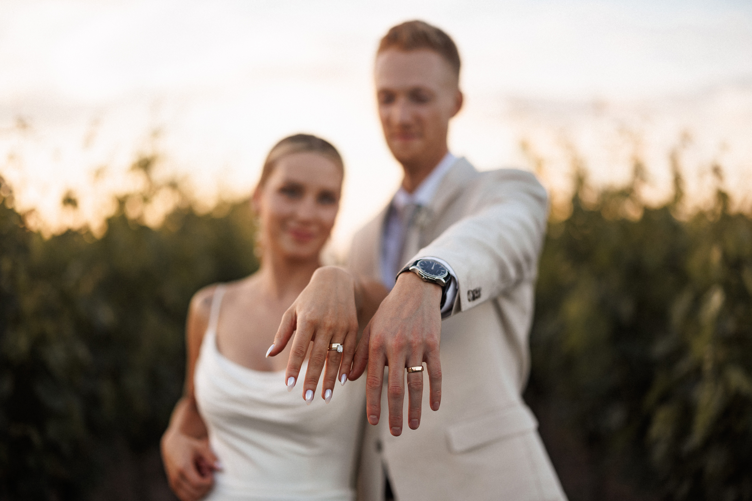 creative wedding photos vineyard sunset summer wedding