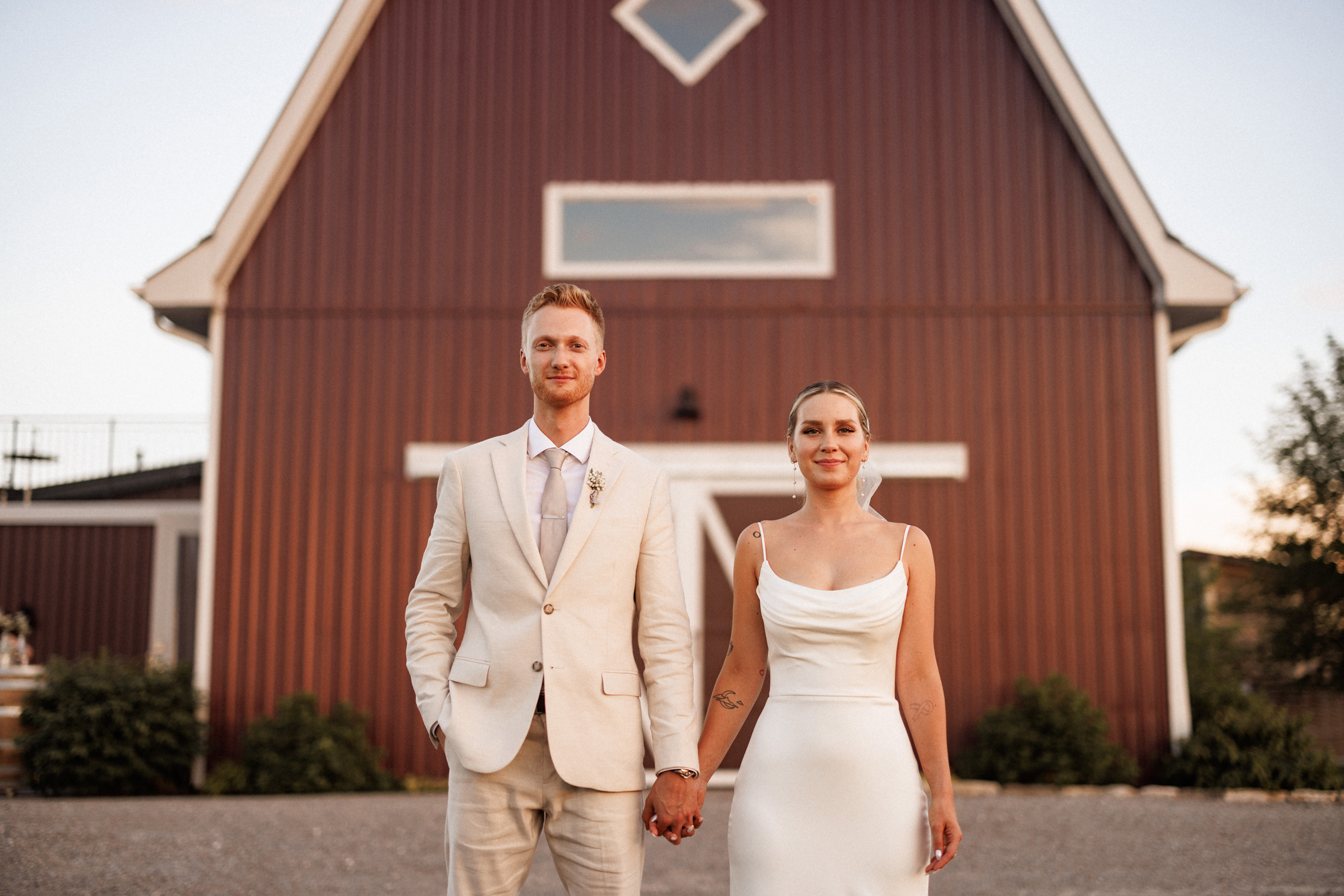 bride groom susnet cave spring barn wedding niagara