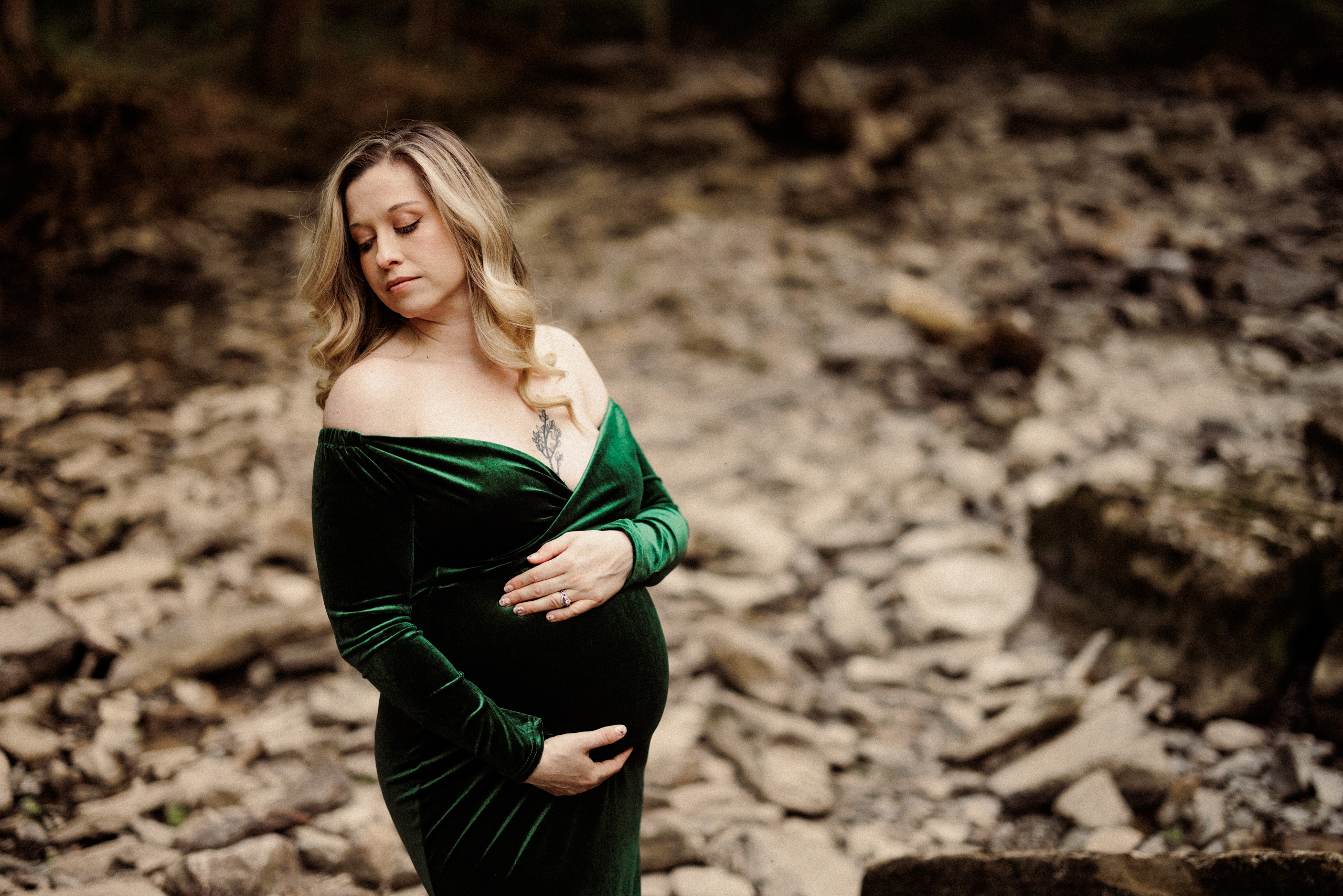 soft dreamy green velvet maternity pregnancy photography niagara