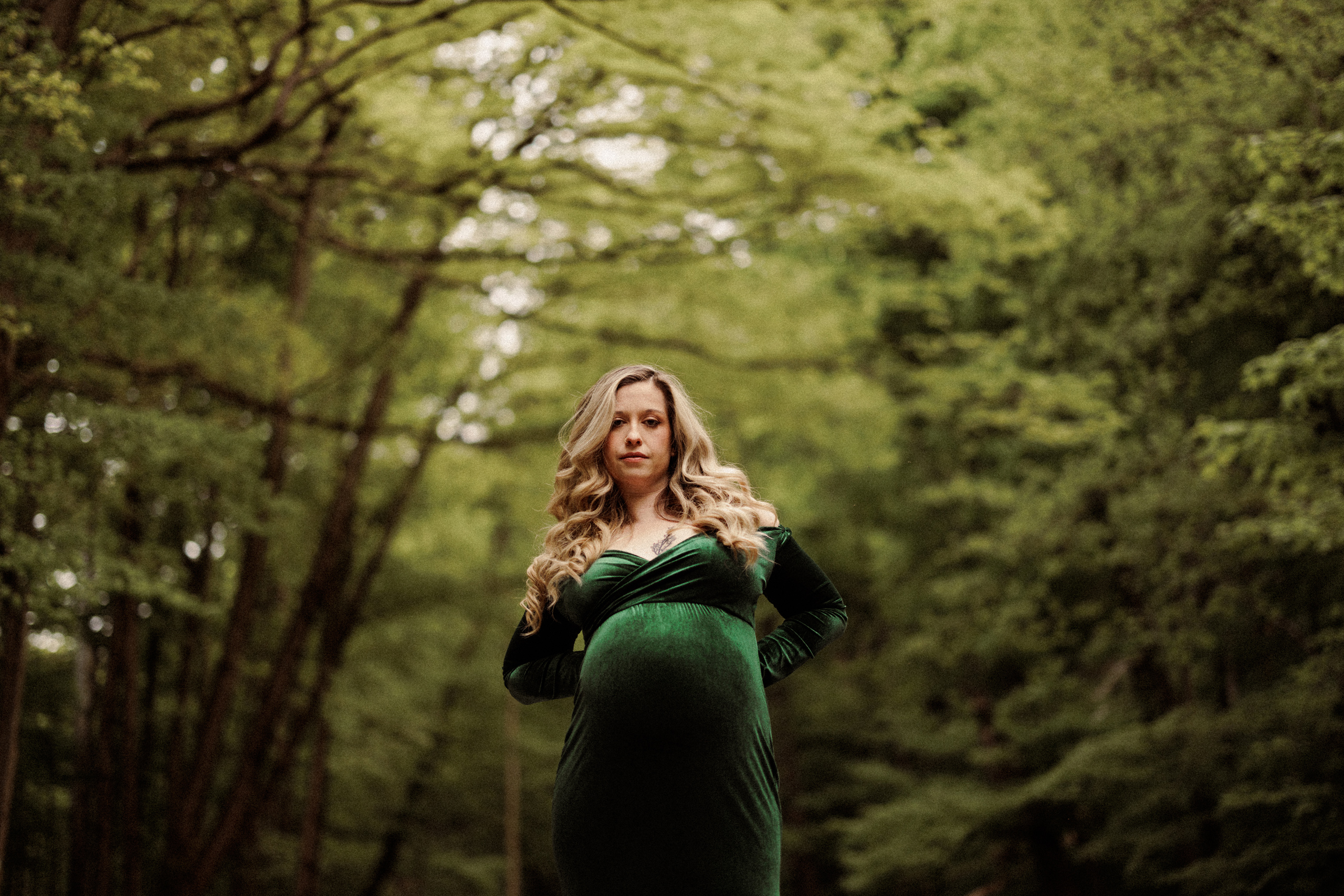 soft dreamy green velvet maternity pregnancy photography niagara