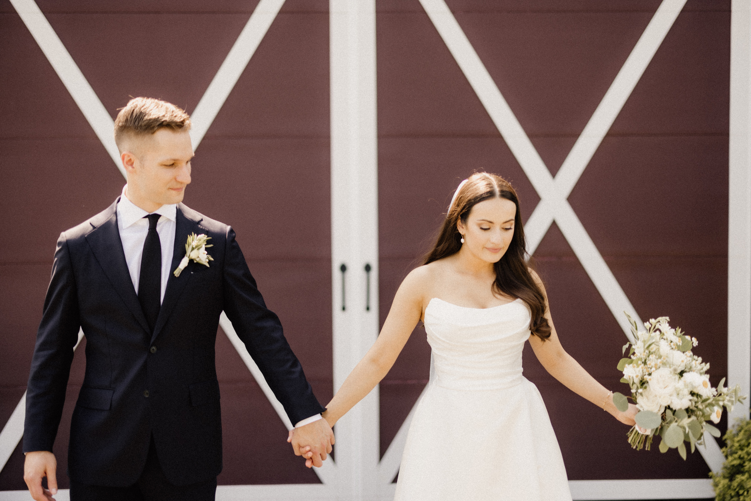 film photographer cave spring barn wedding