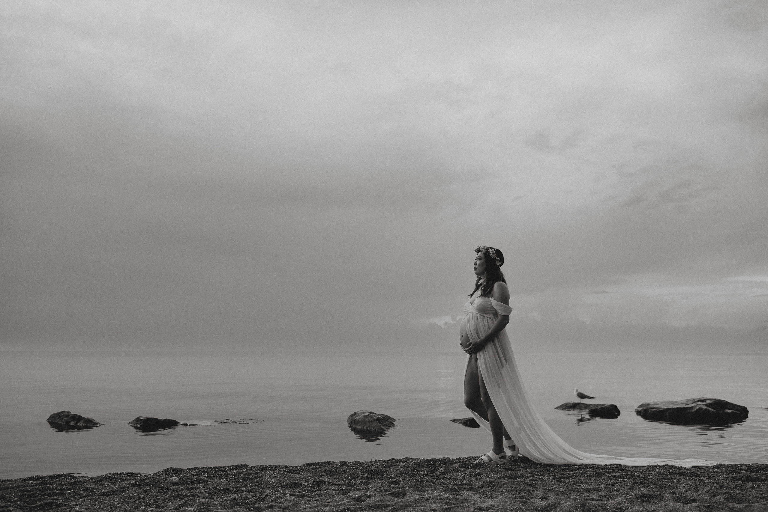 black white film maternity photography niagara beach water