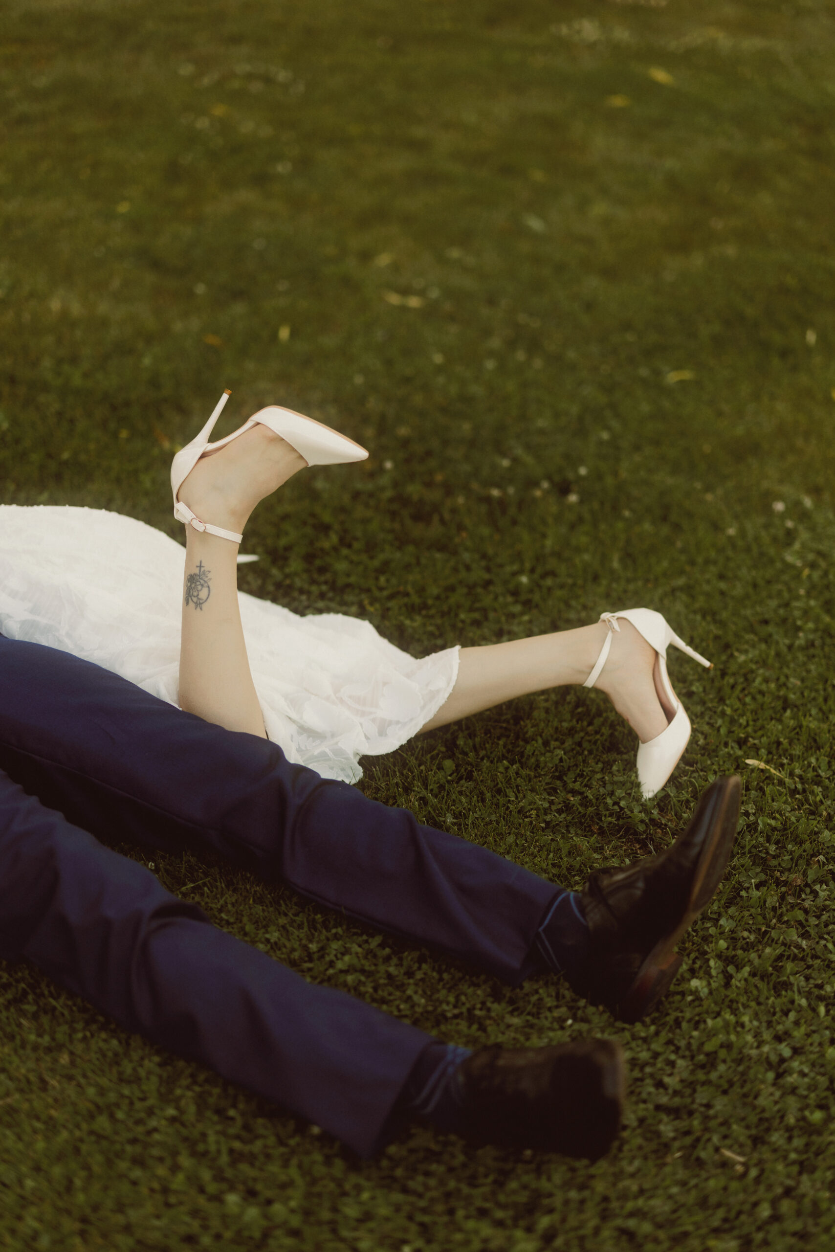 playful romantic soft dreamy sunset wedding photos niagara