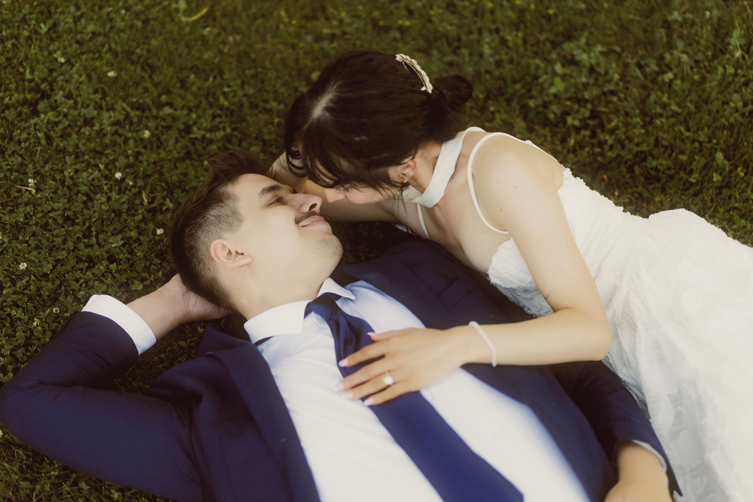 playful romantic soft dreamy sunset wedding photos niagara