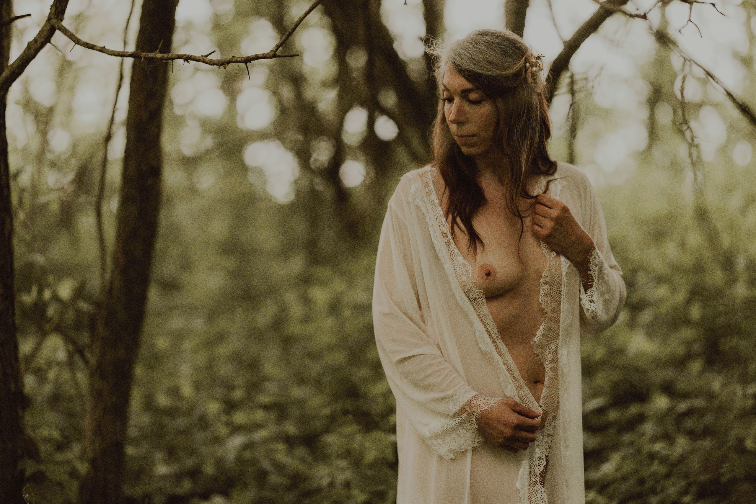 dark moody outdoor nude boudoir photographer niagara