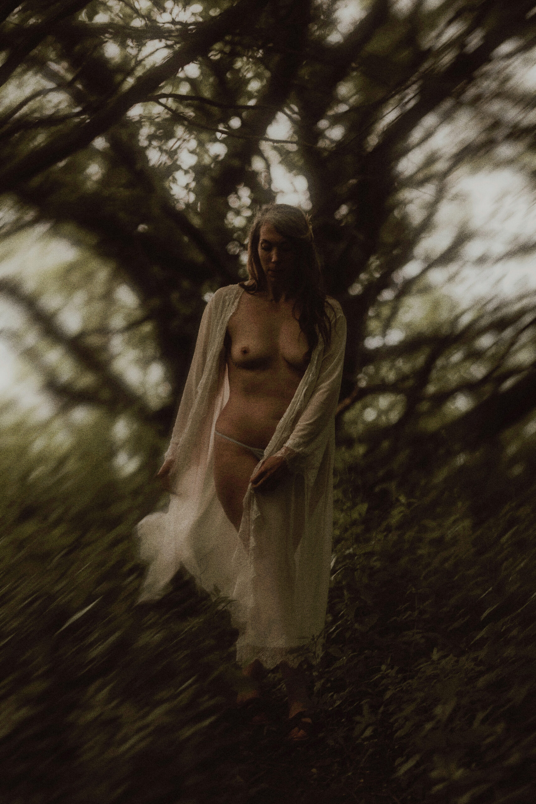 soft dreamy outdoor boudoir session niagara afterglow images