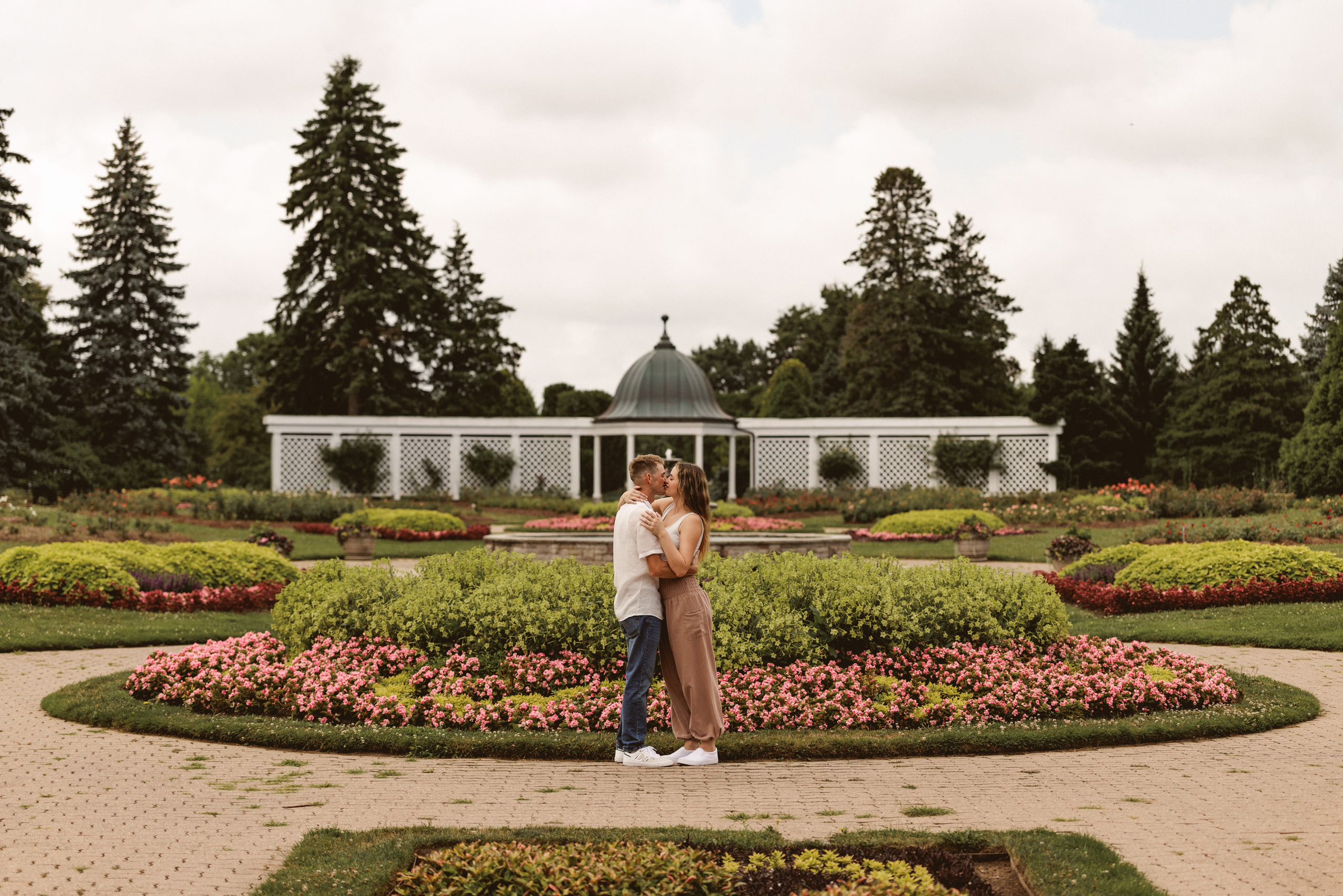 Niagara surprise proposal garden photography couple