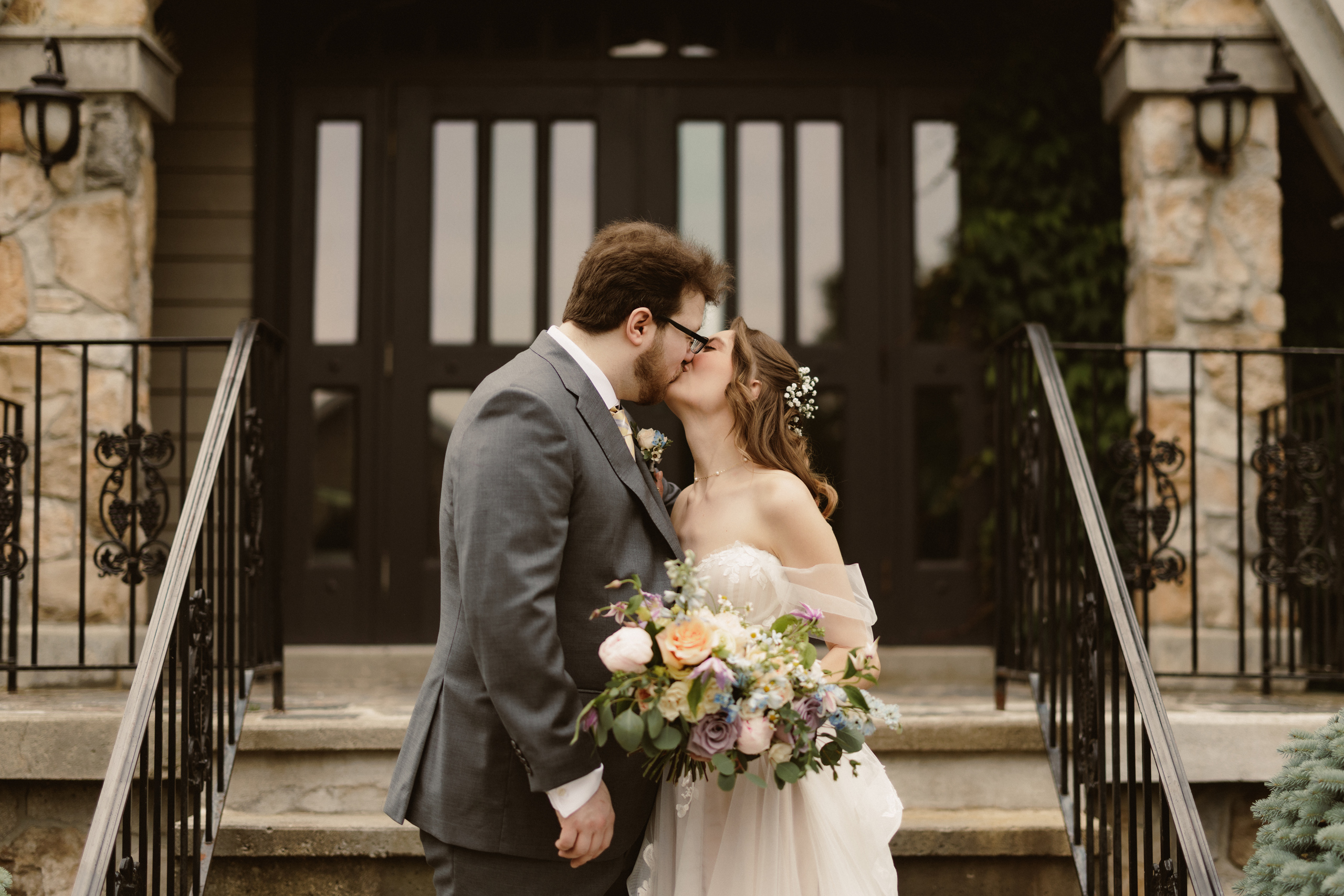 bride groom kiss niagara wedding photographer