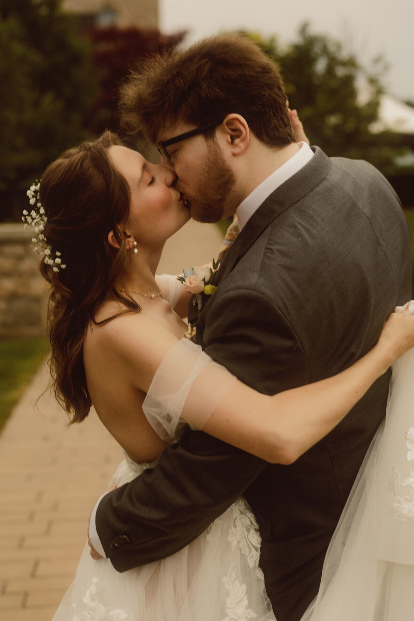 bride groom epic kiss wedding