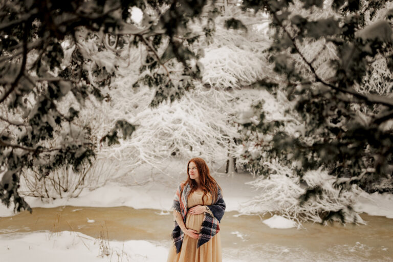 outdoor winter maternity session snow niagara photographer