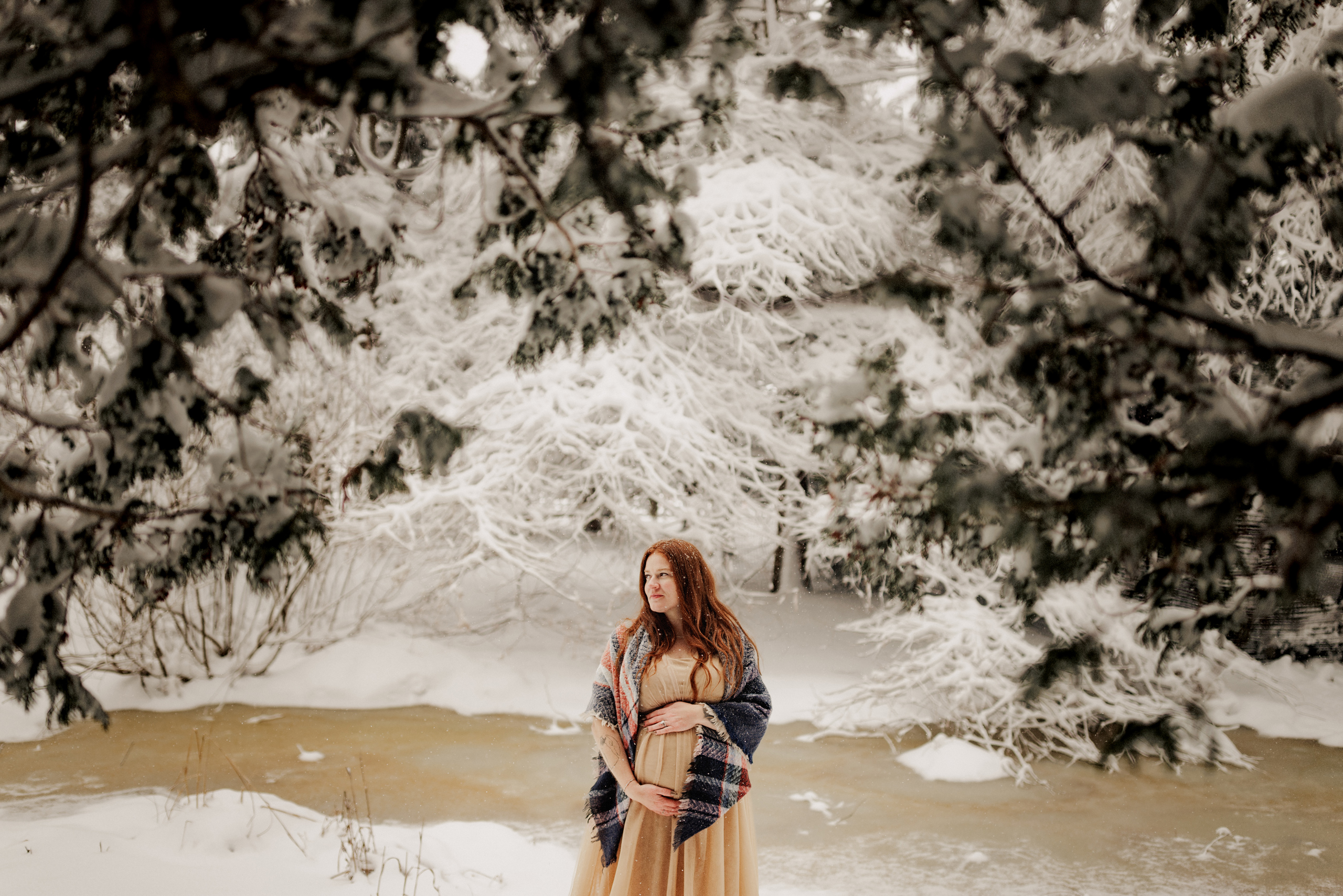 outdoor winter maternity session snow niagara photographer