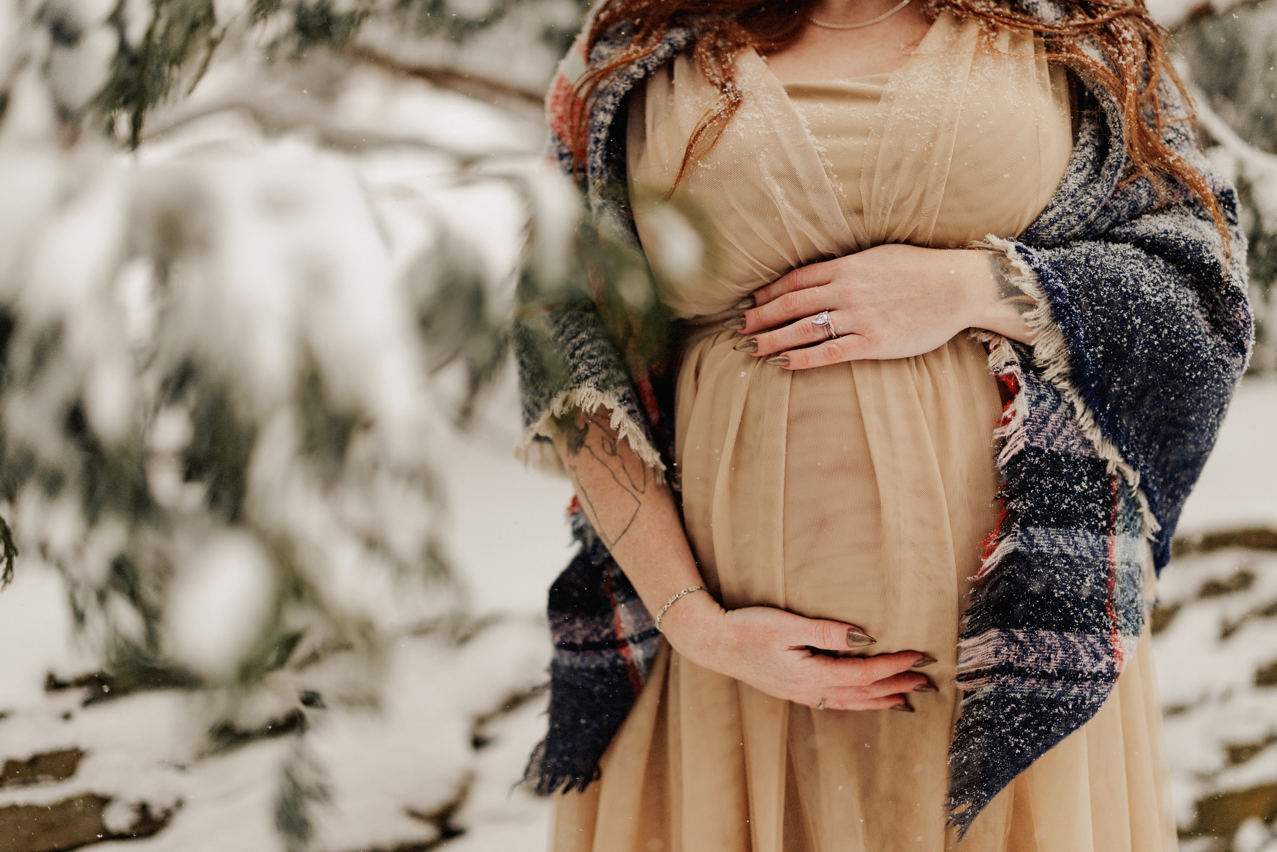 pregnant maternity photos winter snow niagara photographer afterglow