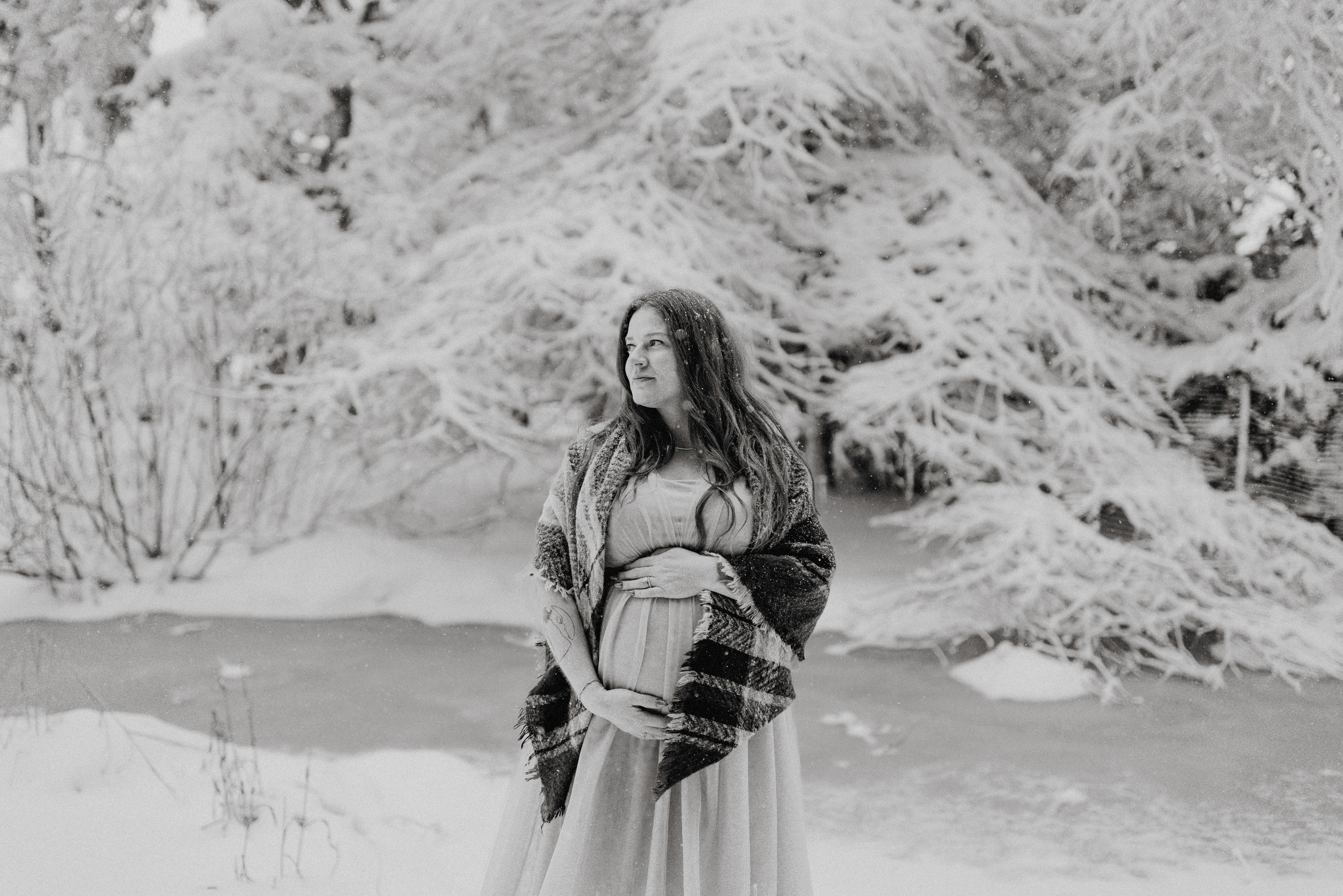 winter snow outdoor maternity photos niagara afterglow images