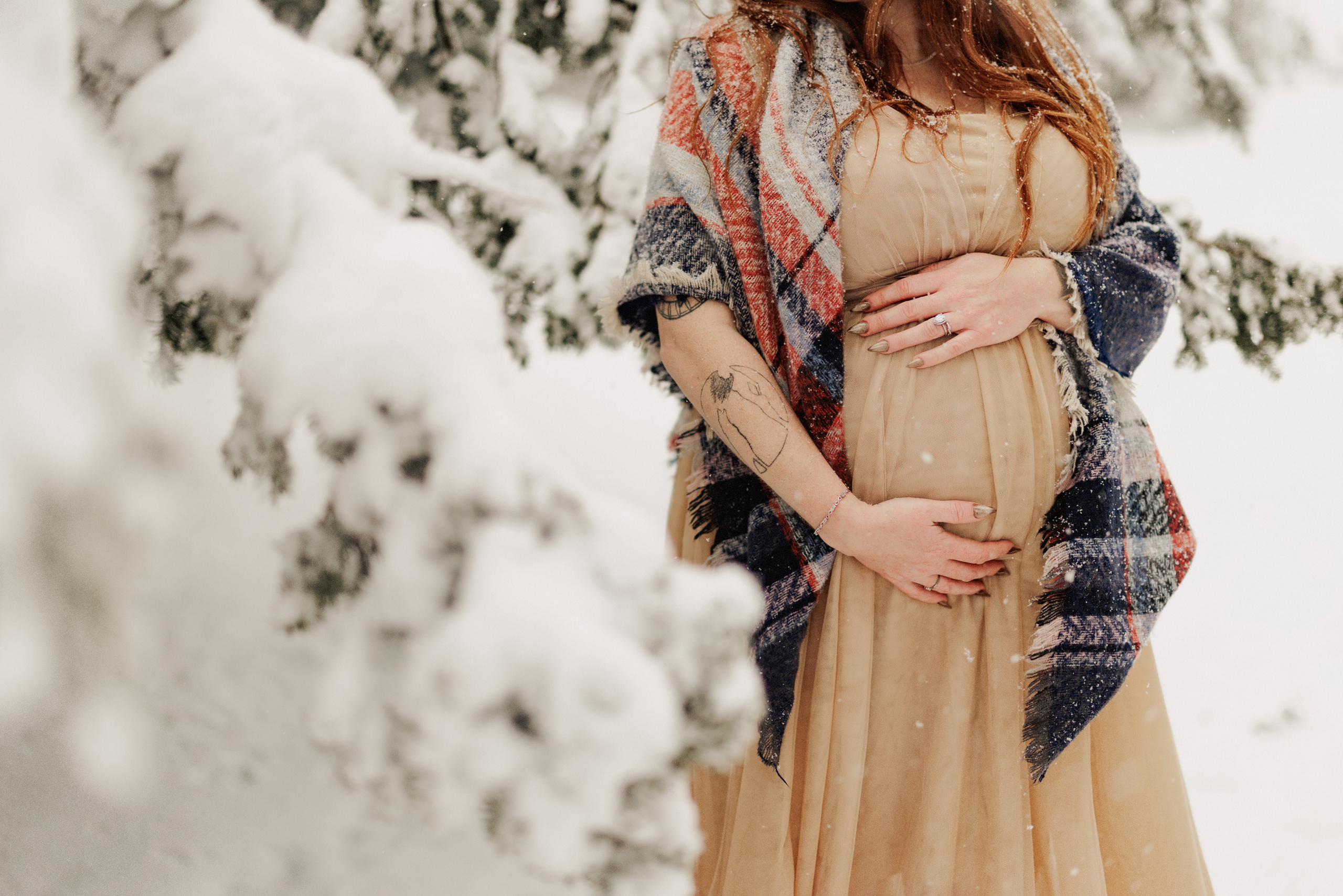 winter snow outdoor maternity photos niagara afterglow images