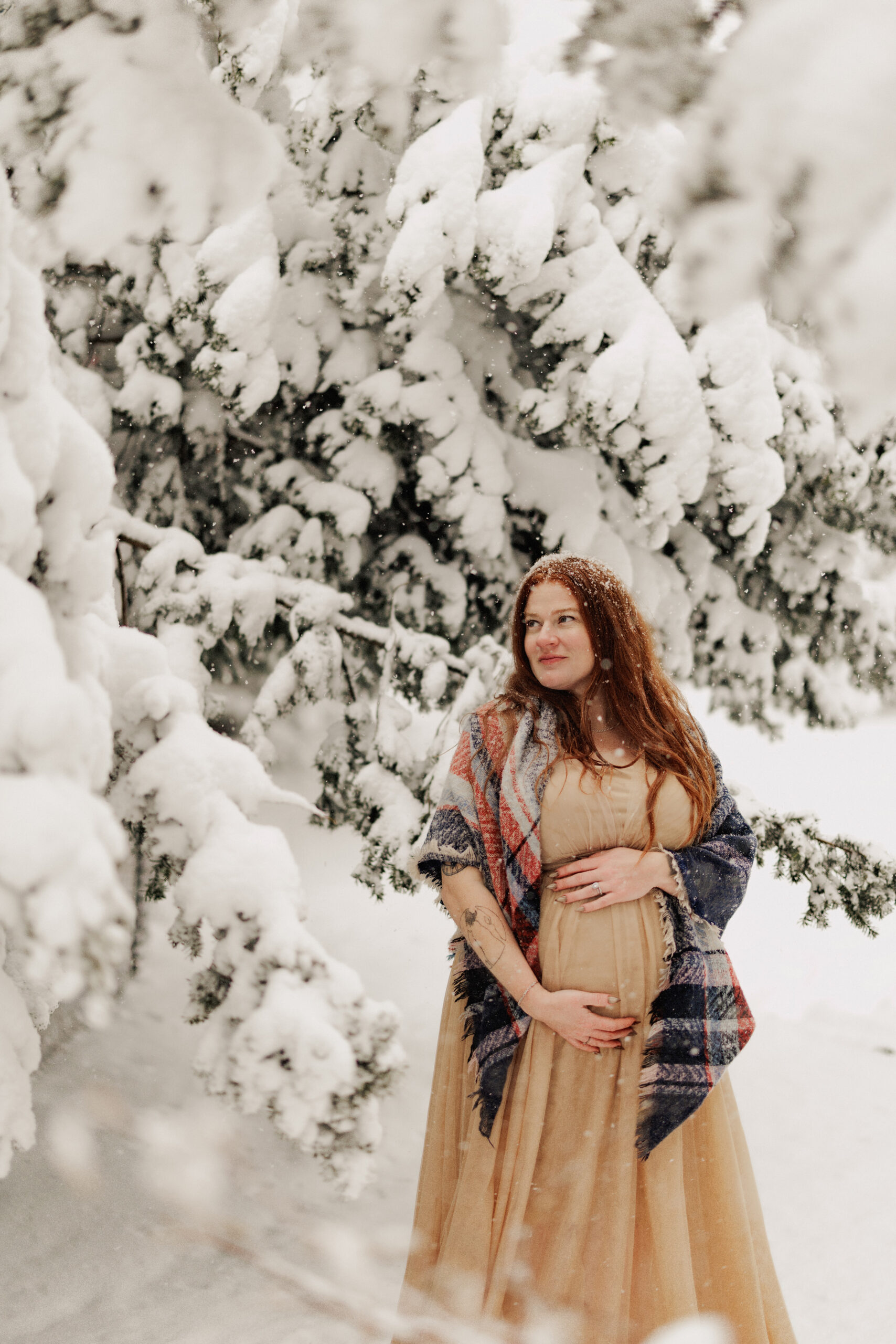 beautiful outdoor pregnant maternity photo shoot niagara afterglow images