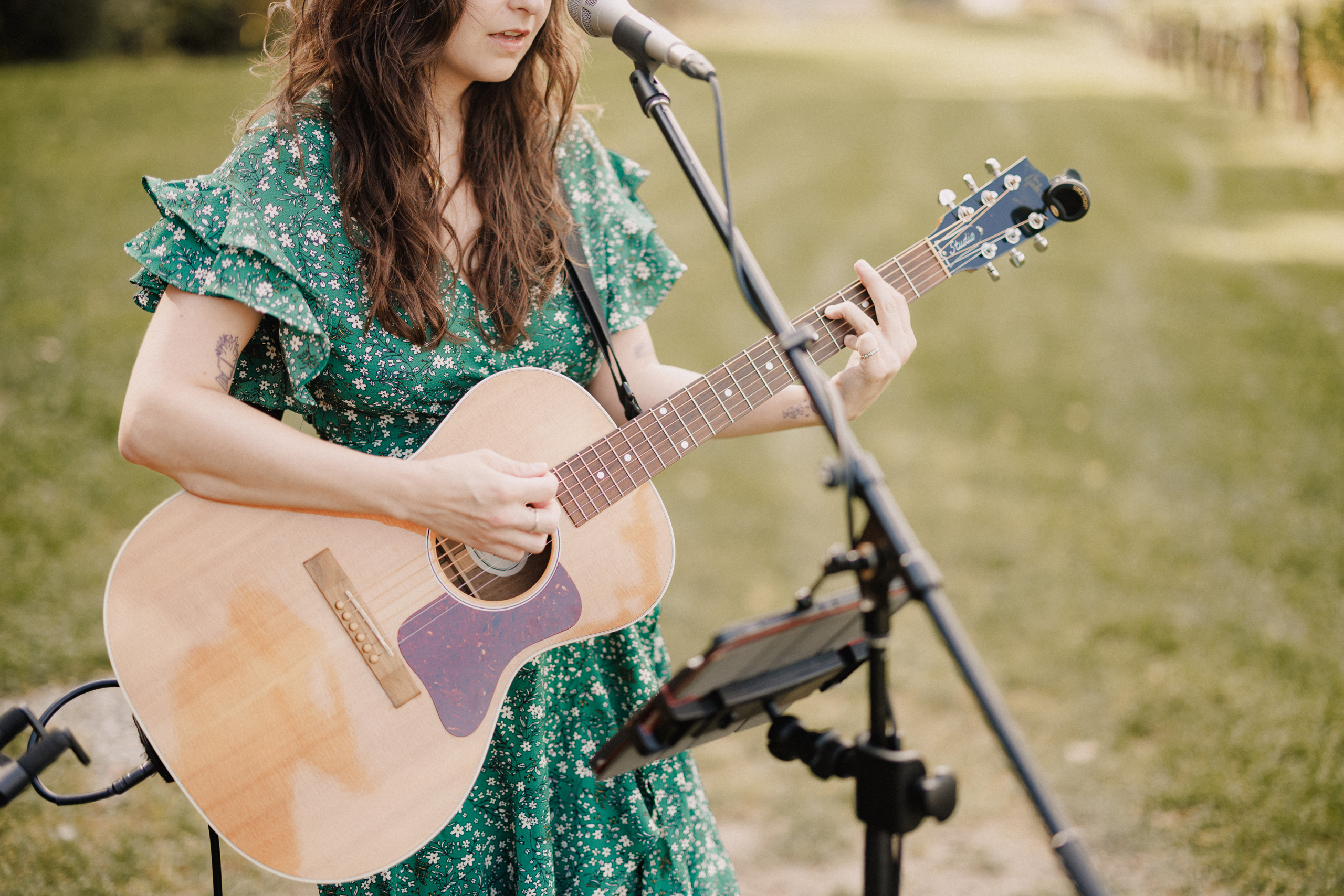 katey gatta guitar live music escarpment site cave spring vineyard