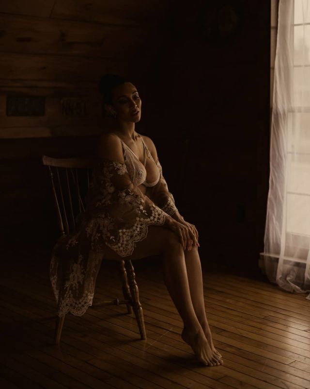 Wrapped in lace. And shadow. And light. // Do it for someone special. Do it for yourself.  #afterglowboudoir 
.
.
With @southcoastbeautyco @afterglow.creative @pulsefilm @portraithood @itsjusttessa_ @tendermagazine @pulsefilm @boudoirinspiration @pressed.flowers.blog #bridetobe #sexy
#boudoir #boudoirphotos #farm #barn #lace #tendermag #boudoirforeverywoman #niagaraphotographer #denim #bridalboudoir #farmgirl #niagaraboudoir #naturalbeauty #boudoirphotographer #girl #outdoorboudoir #boudoirsession #beautiful #film #boudoirshoot #boudoirparty #naturallight #sultry #hamiltonphotographer #portraitphotography