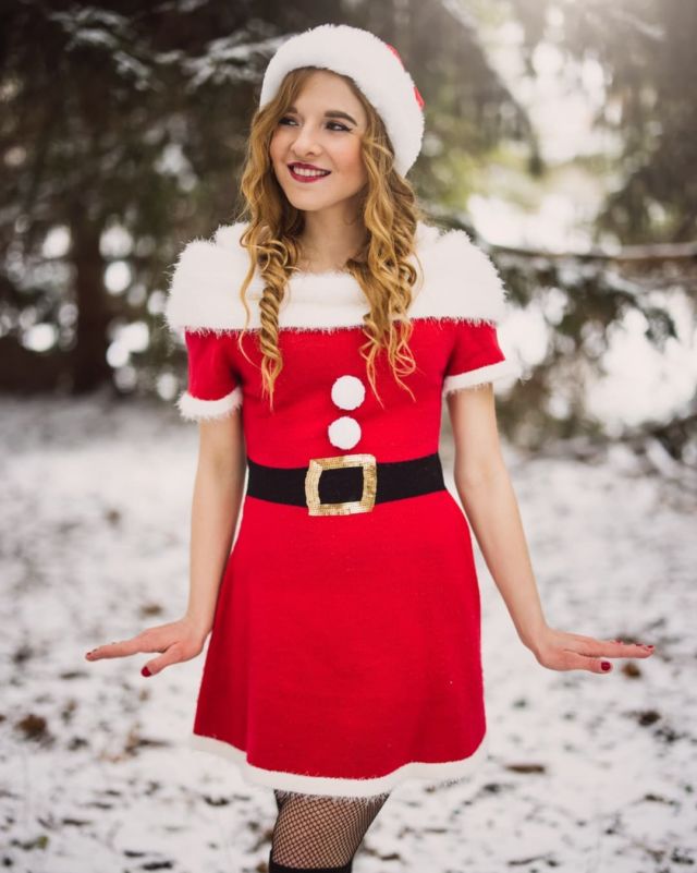 Watch out for the elves tonight! Merry Christmas everyone! #afterglowportraits 
.
.
Super fun shoot with @seeleighofficial 
#christmas #elf #portrait #portraithood #canoncanada #niagaraphotographer #photography #niagara #portraitphotography #xmas #modellife #winter #snow #beautiful #hamiltonphotographer #magical #cute #portraitshooter #cosplay #snowy #naturallight
