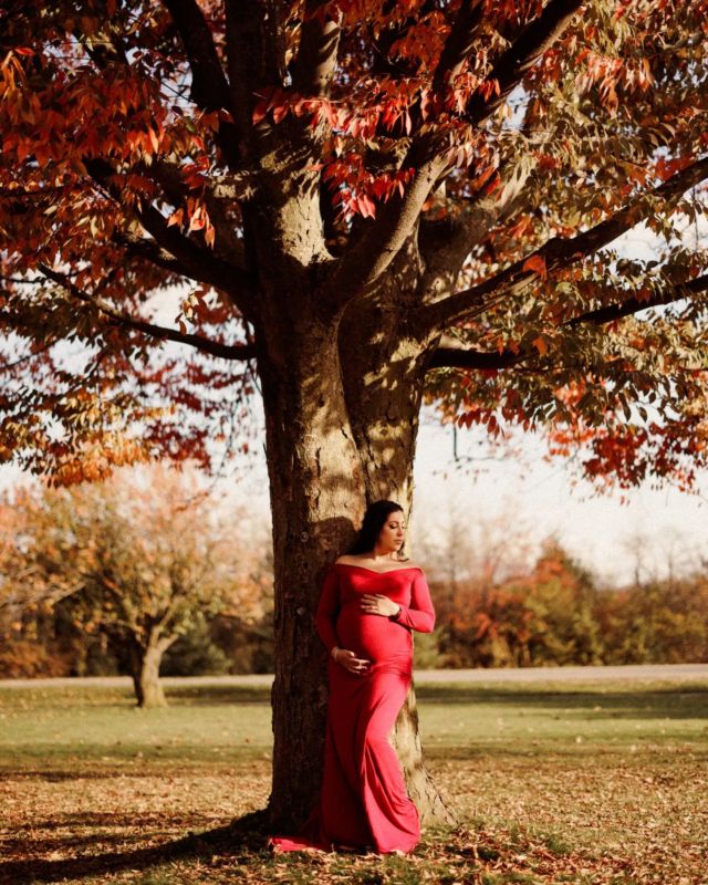 Hold on to these moments like the trees hold on to their leaves one last time.  #afterglowmaternity 
.
.
#maternity #autumn #forest #maternitylife #motherhood #fall #warm #baby #pregnancy #pregnant @pregnant_is_beauty #soft #lifeisbutadream #beautiful #niagara @becoming_maternityphotography #becomingmaternity #niagaraphotographer #maternityphotography #maternityshoot #momlife #mother #sunset
