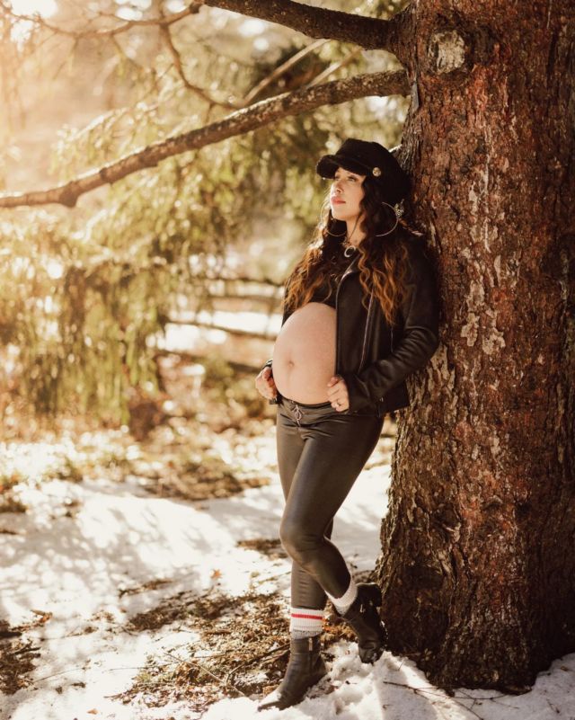 About to be the coolest mom. #afterglowmaternity 
.
.
#maternitylife #coolmom #momlife #pregnant #maternityshoot #thebump @thebump #maternityphotos #niagaraphotographer #pregancyphoto #beautiful #maternitysession #motherhood #maternityphotographer #niagara #outdoor