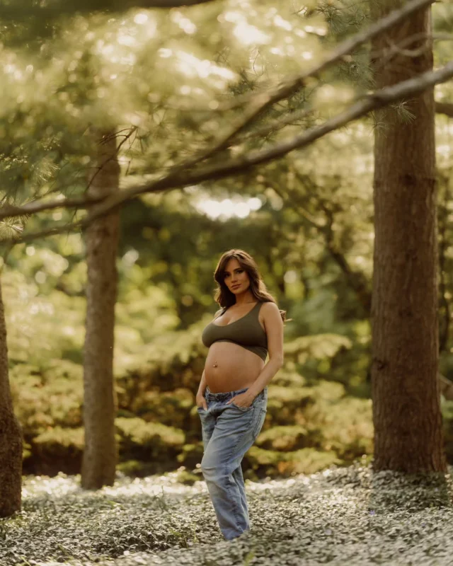 Bringing a new life into this beautiful world  and looking good while doing it. Casual and elegant; sometimes the simple things are the most joyful. What an incredible maternity session! #afterglowmaternity 
.
.
#niagaramaternity #maternity #beautiful #summer #pregnancy #momlife #niagaraphotographer #maternityphotographer #love #outdoor #maternityshoot